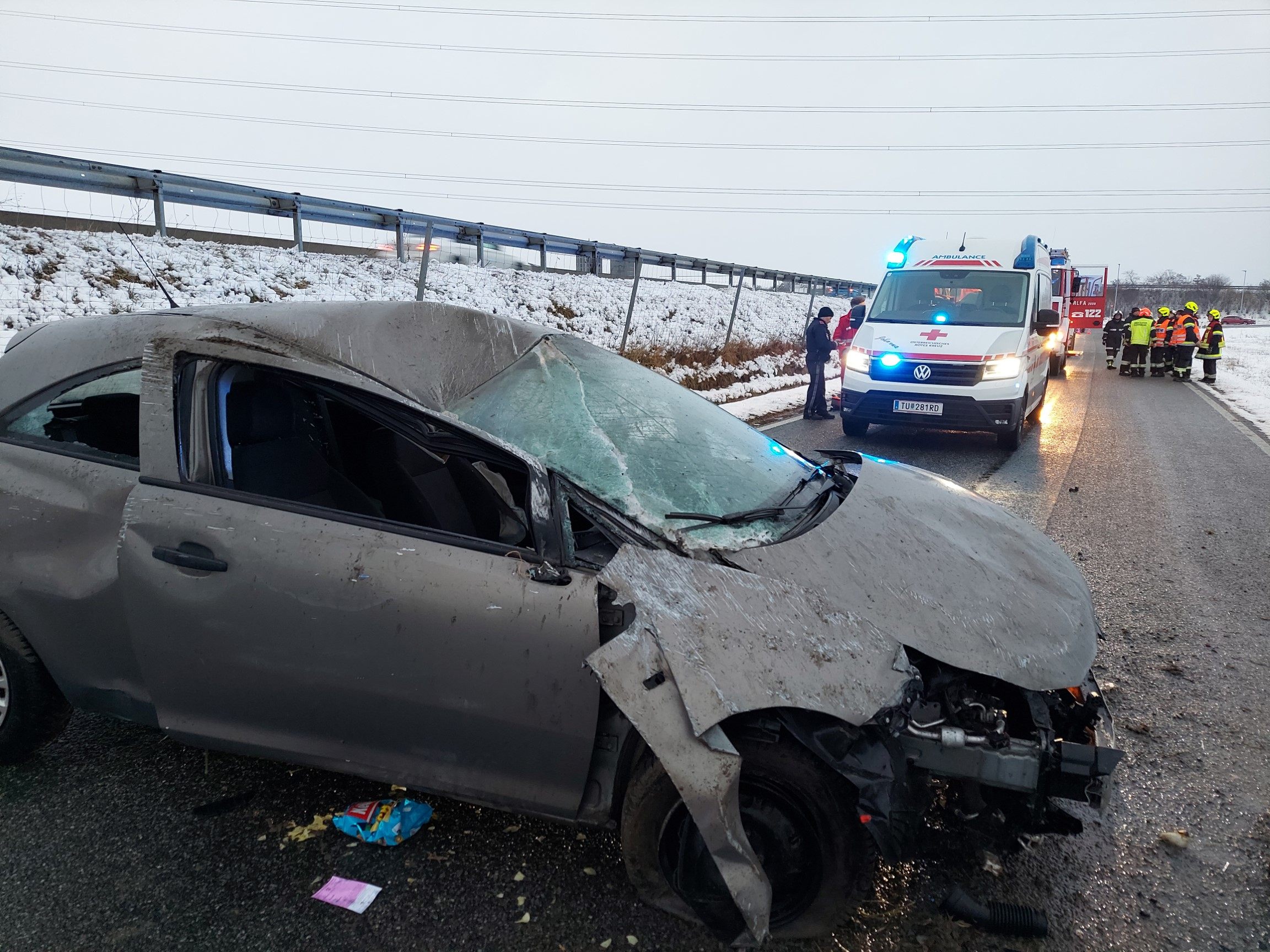 Der verletzte Lenker konnte sich selbst aus dem Unfallfahrzeug befreien. Der verletzte Lenker konnte sich selbst aus dem Unfallfahrzeug befreien.