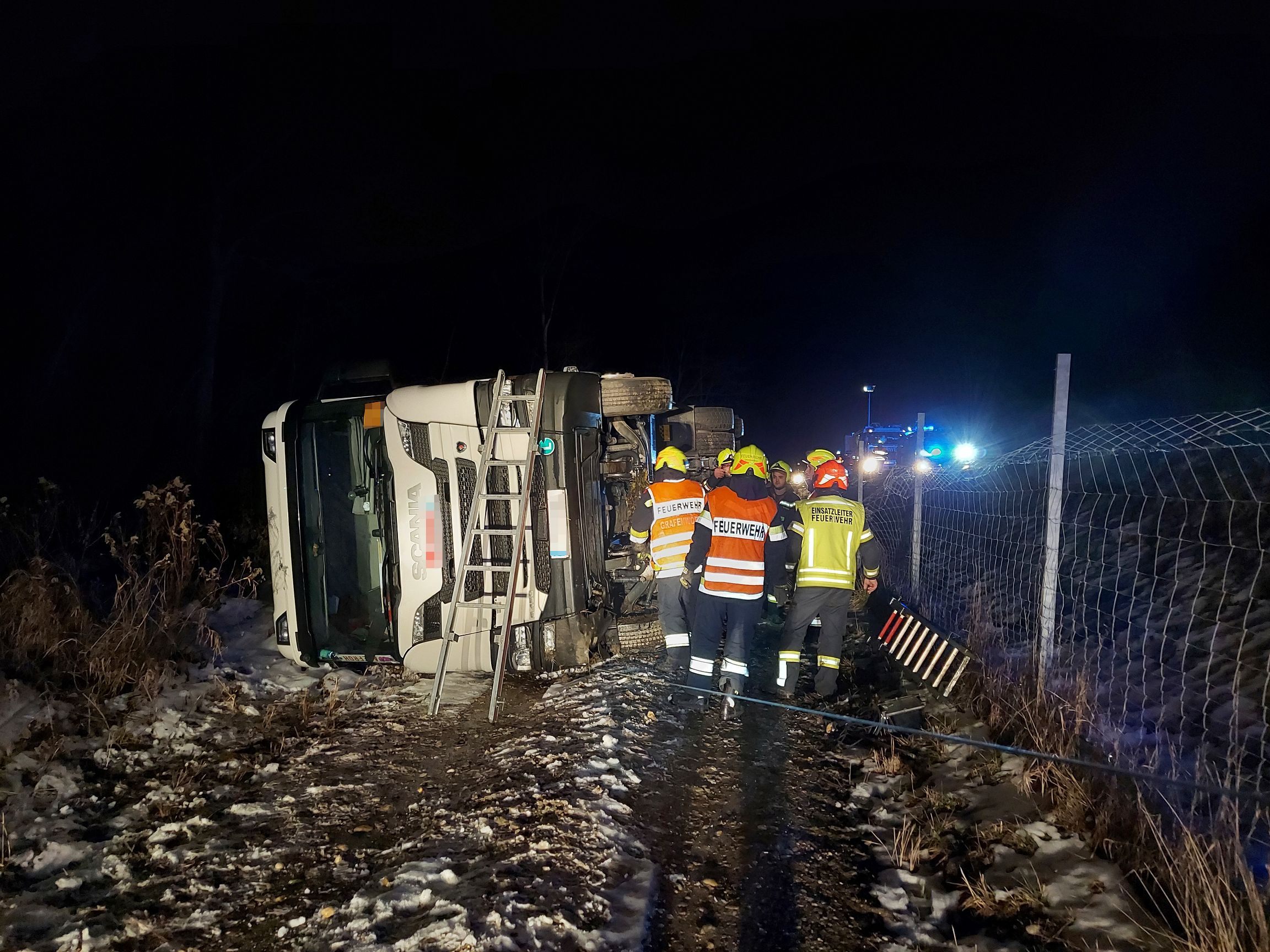 Ein LKW-Lenker wurde nach einem Unfall auf der S5 Richtung Wien aus seinem Fahrzeug geborgen. Ein LKW-Lenker wurde nach einem Unfall auf der S5 Richtung Wien aus seinem Fahrzeug geborgen.