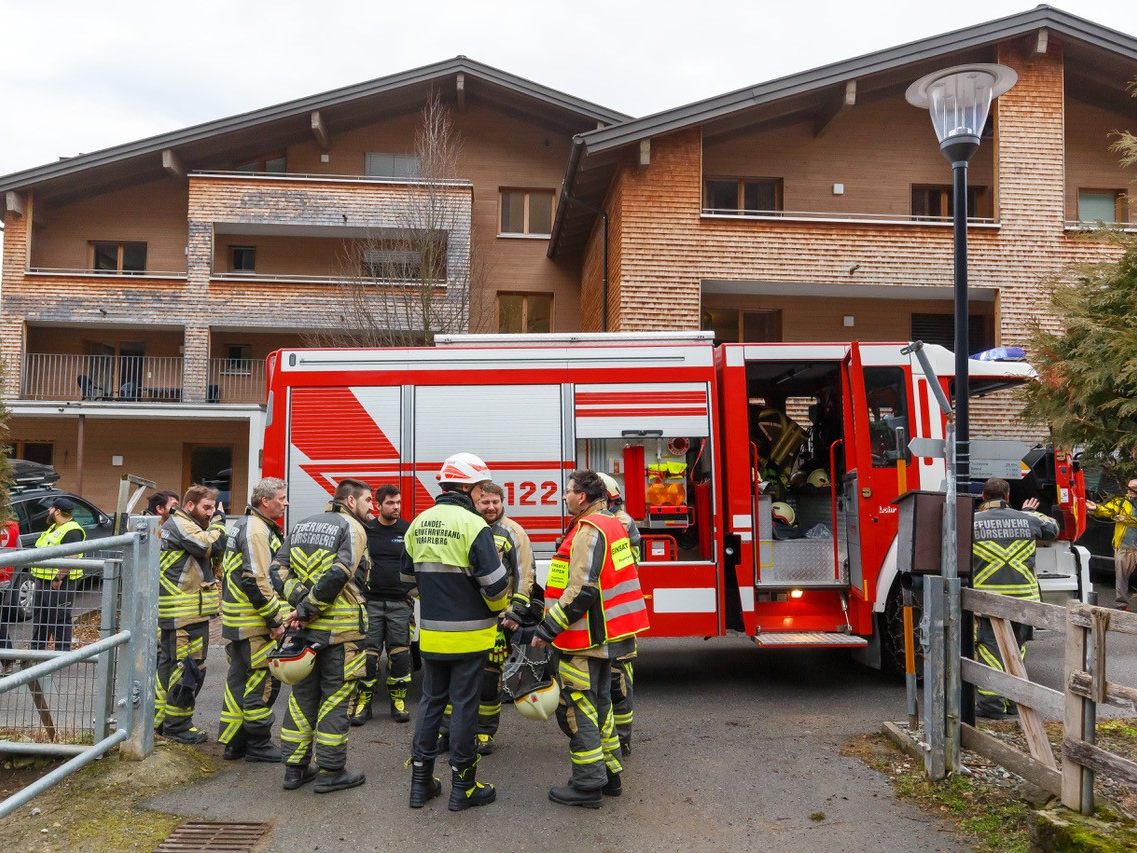 Sieben Fahrzeuge der Feuerwehr, zwei Hubschrauber plus Rettung und Polizei waren vor Ort. Sieben Fahrzeuge der Feuerwehr, zwei Hubschrauber plus Rettung und Polizei waren vor Ort.