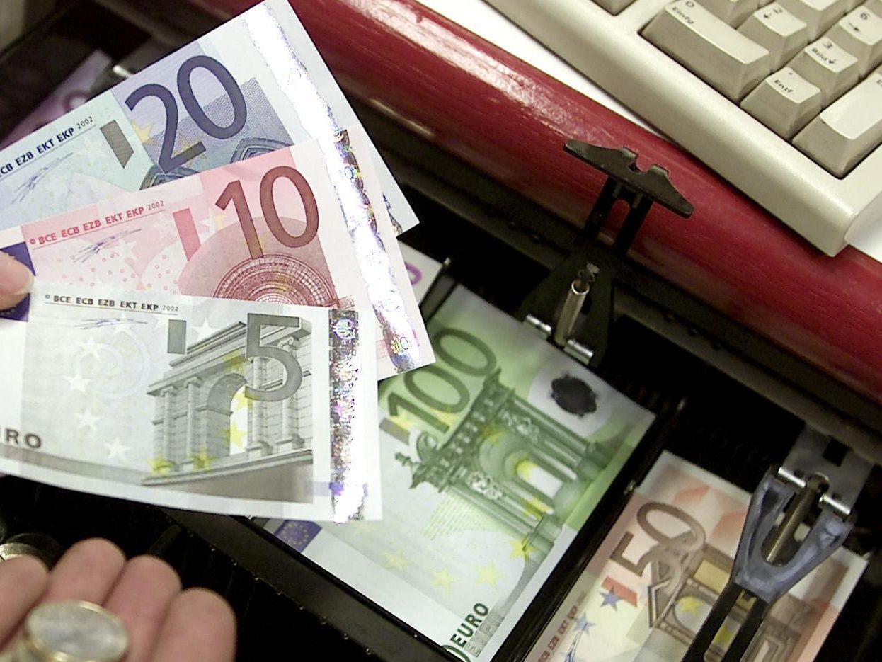 Aus einer Supermarktkasse erbeutete der Räuber Bargeld und flüchtete.