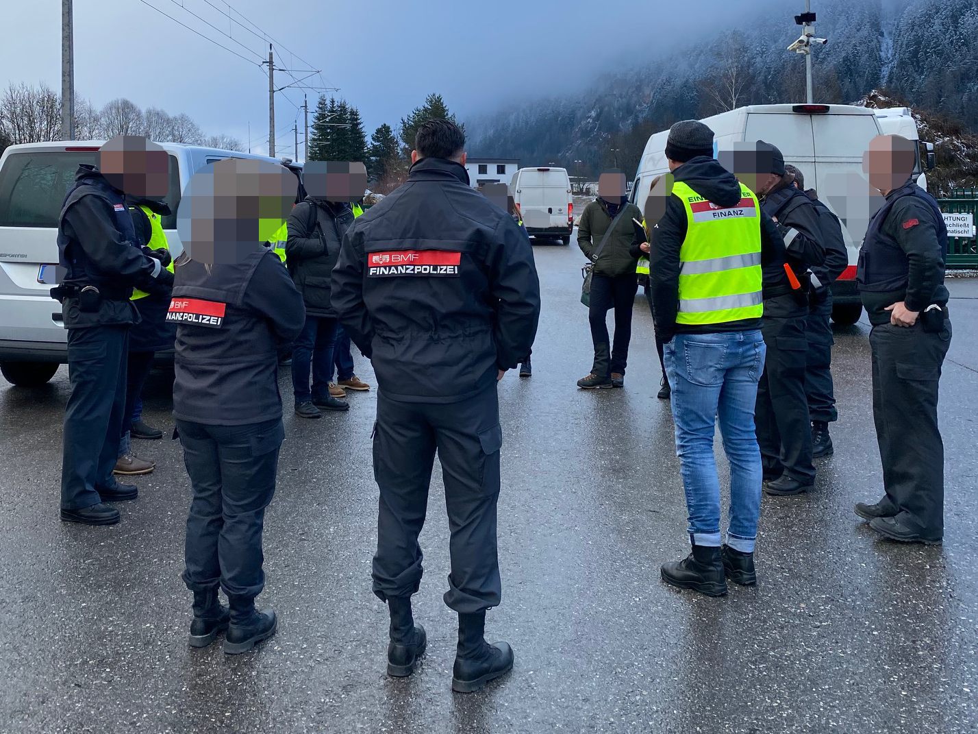 Großkontrolle am Betriebsgelände eines großen Paketdienstleisters.