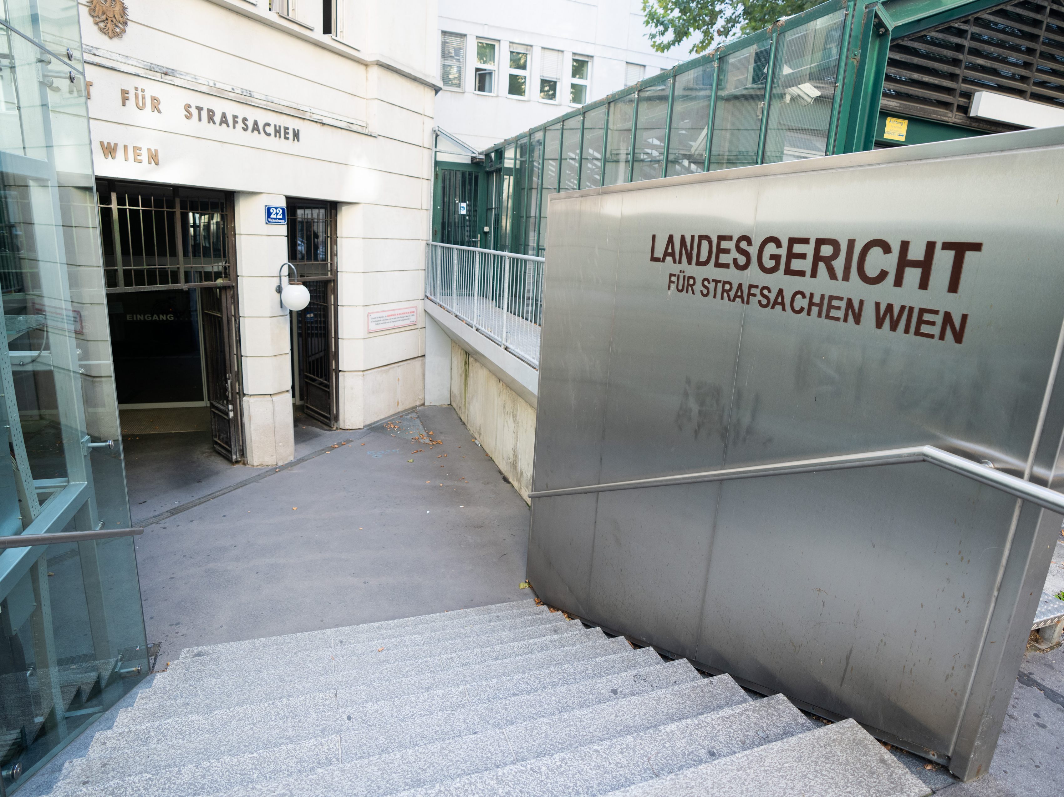 Beim Terrorprozess in Wien wurde ein Gutachten zu DNA-Spuren auf der Tatwaffe vorgelegt.