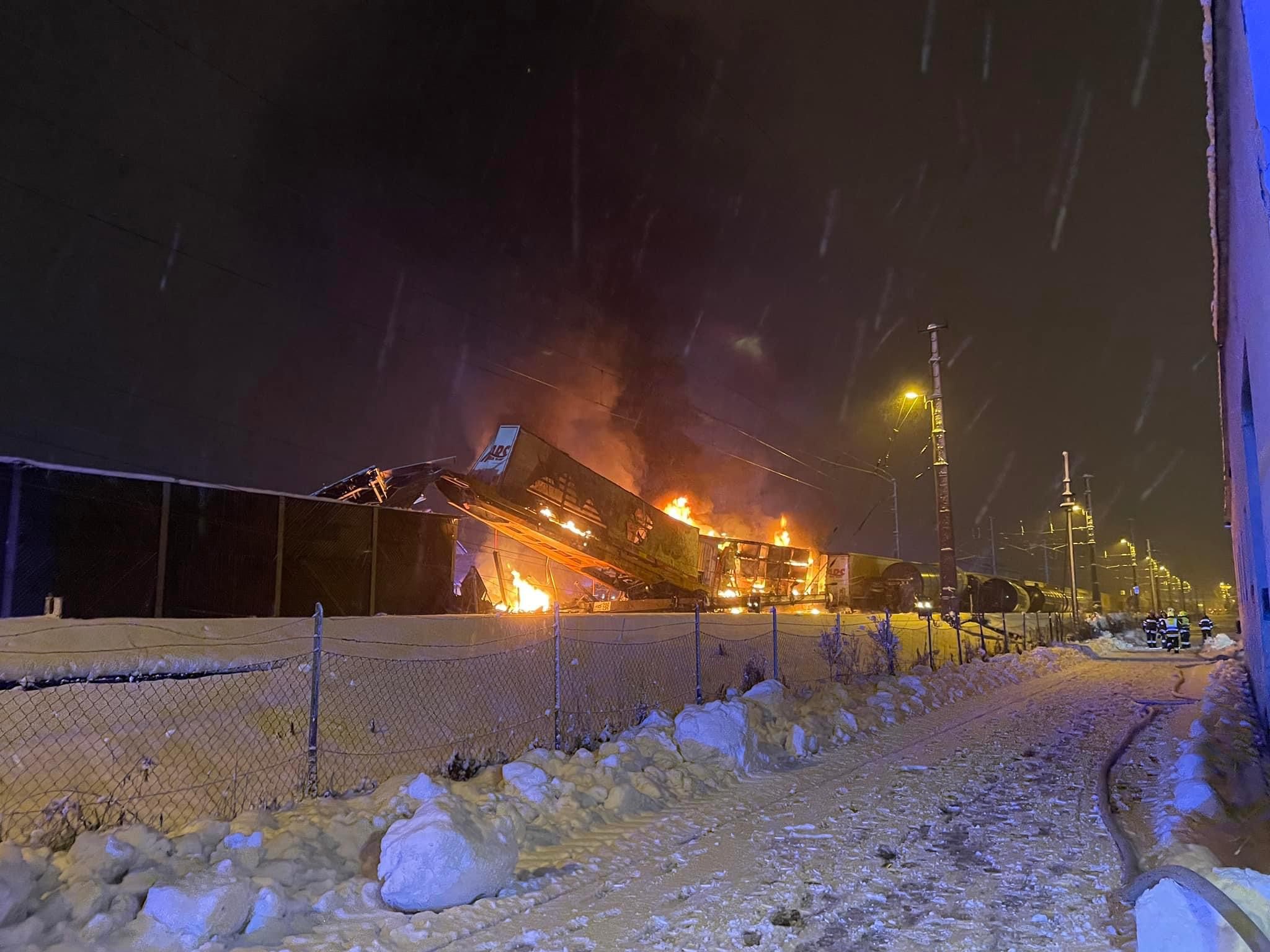 Brand nach Unfall mit zwei Güterzügen in Kärnten. Brand nach Unfall mit zwei Güterzügen in Kärnten.