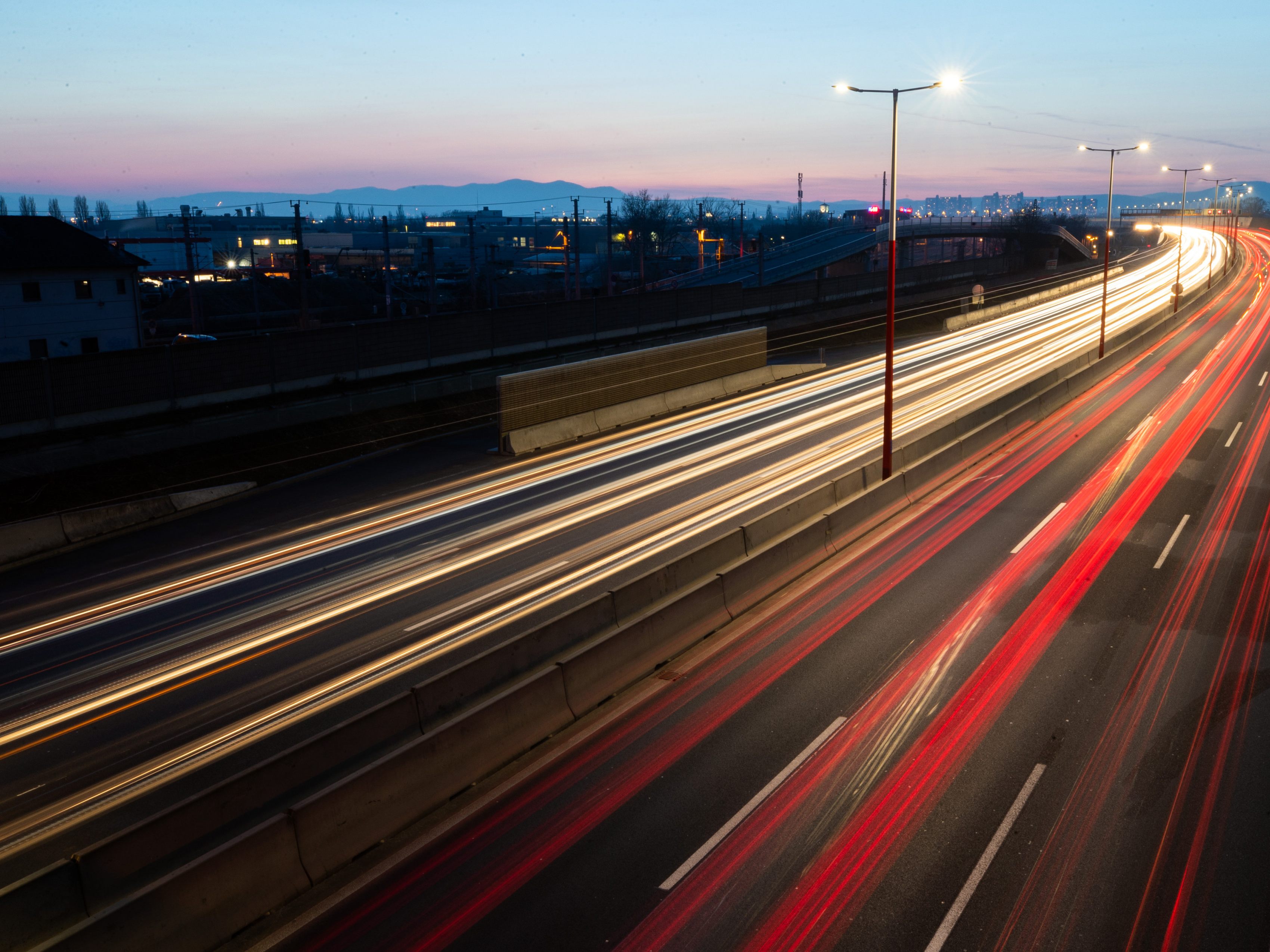CO2-Emissionen von Verkehr kletterten leicht nach unten.
