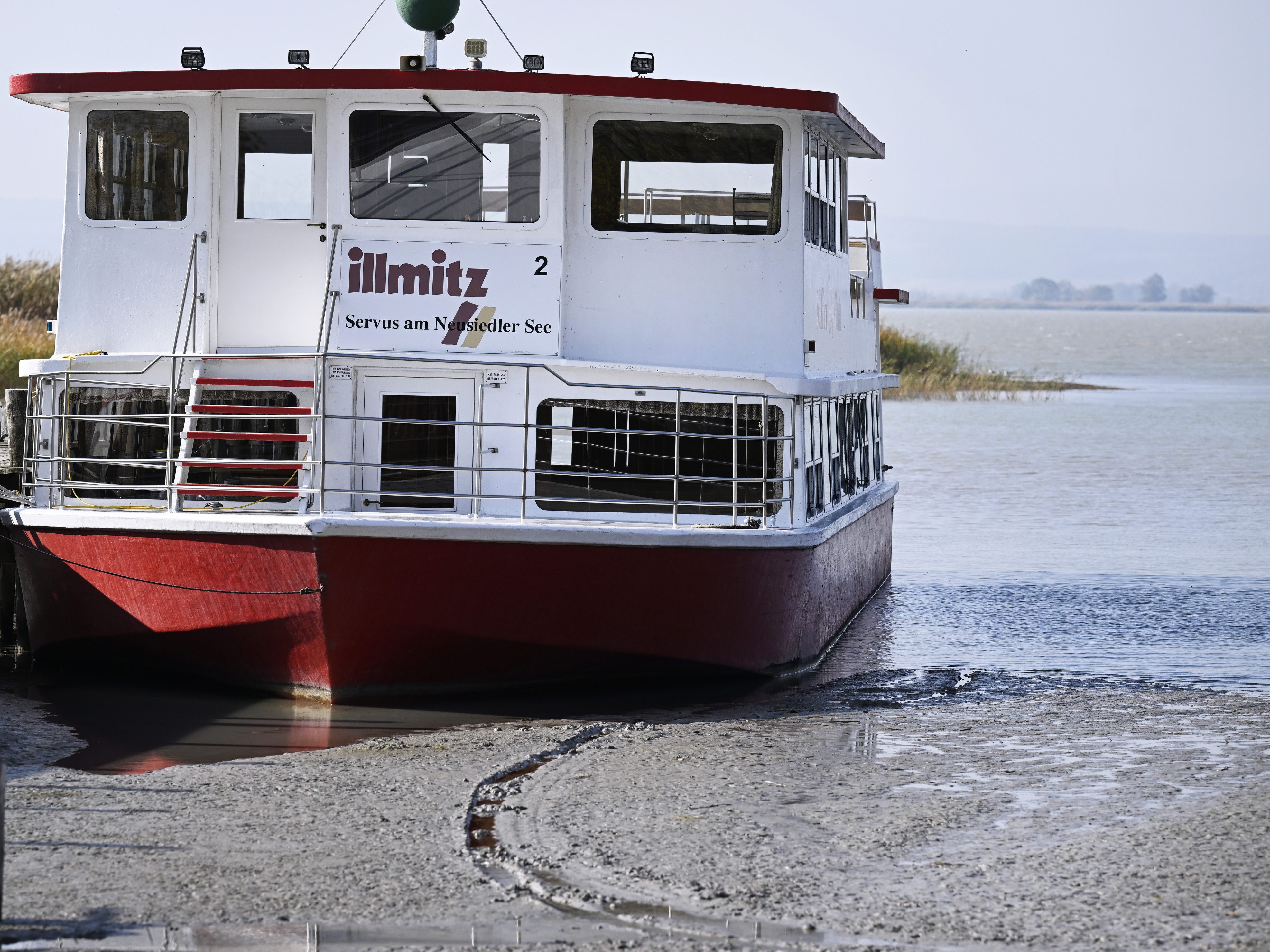 Für den Neusiedler See wird eine Zwischenlösung vor Wasserzuleitung gesucht. Für den Neusiedler See wird eine Zwischenlösung vor Wasserzuleitung gesucht.