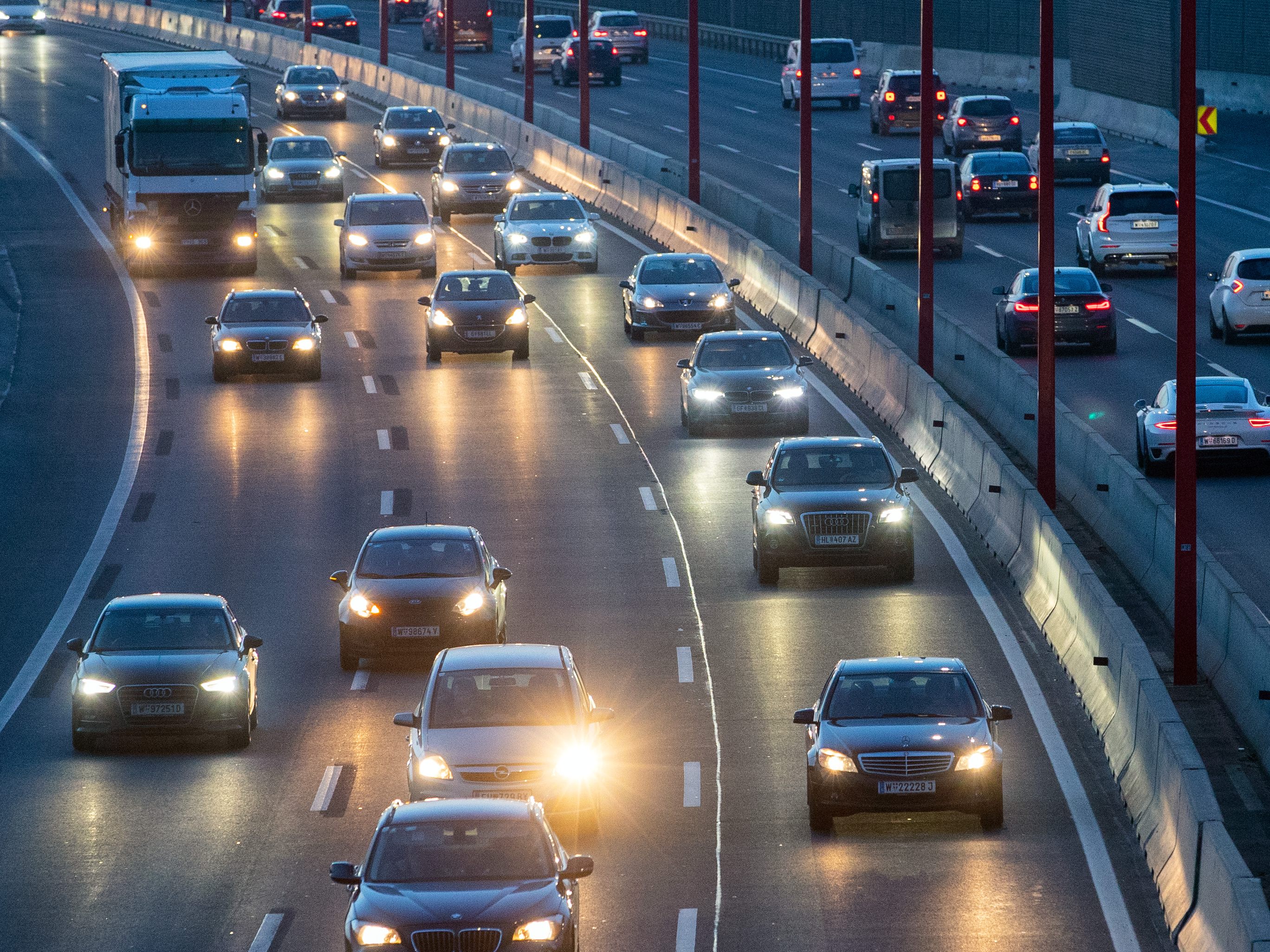 Am Wochenende kommt es auf Österreichs Straßen zu Stau und Verzögerungen. Am Wochenende kommt es auf Österreichs Straßen zu Stau und Verzögerungen.
