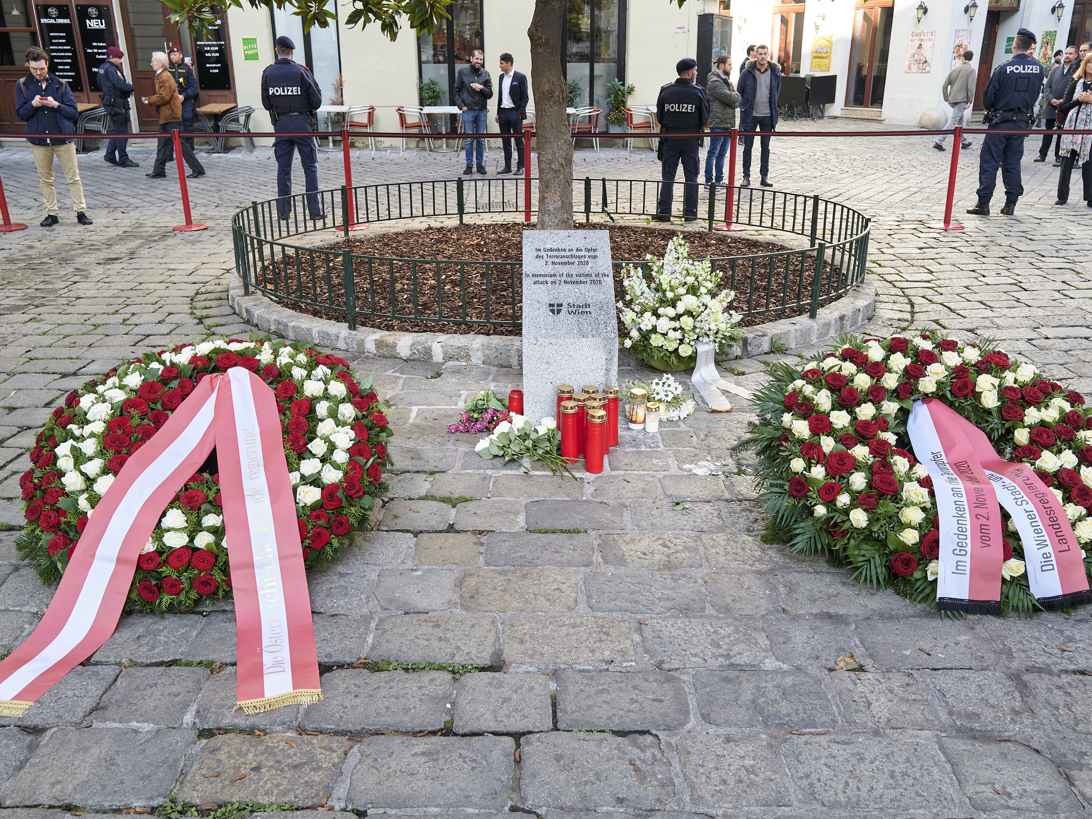 Blumenkränze im Gedenken an die Opfer. Blumenkränze im Gedenken an die Opfer.