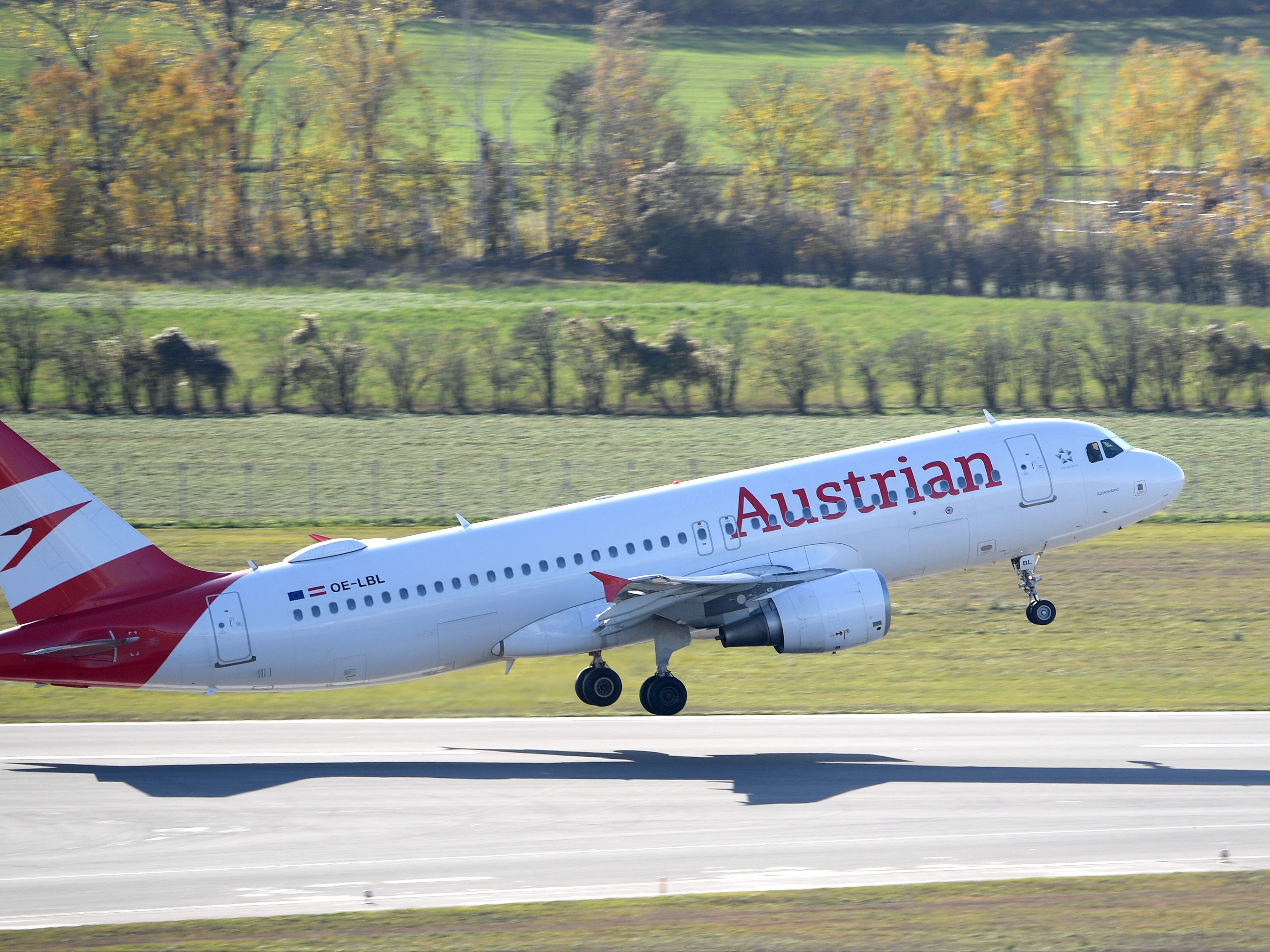 Ein Fluggast klagt die Austrian Airlines auf Schadenersatz, da er bei einem Flug von Tel Aviv nach Wien mit heißem Kaffee verbrüht wurde.