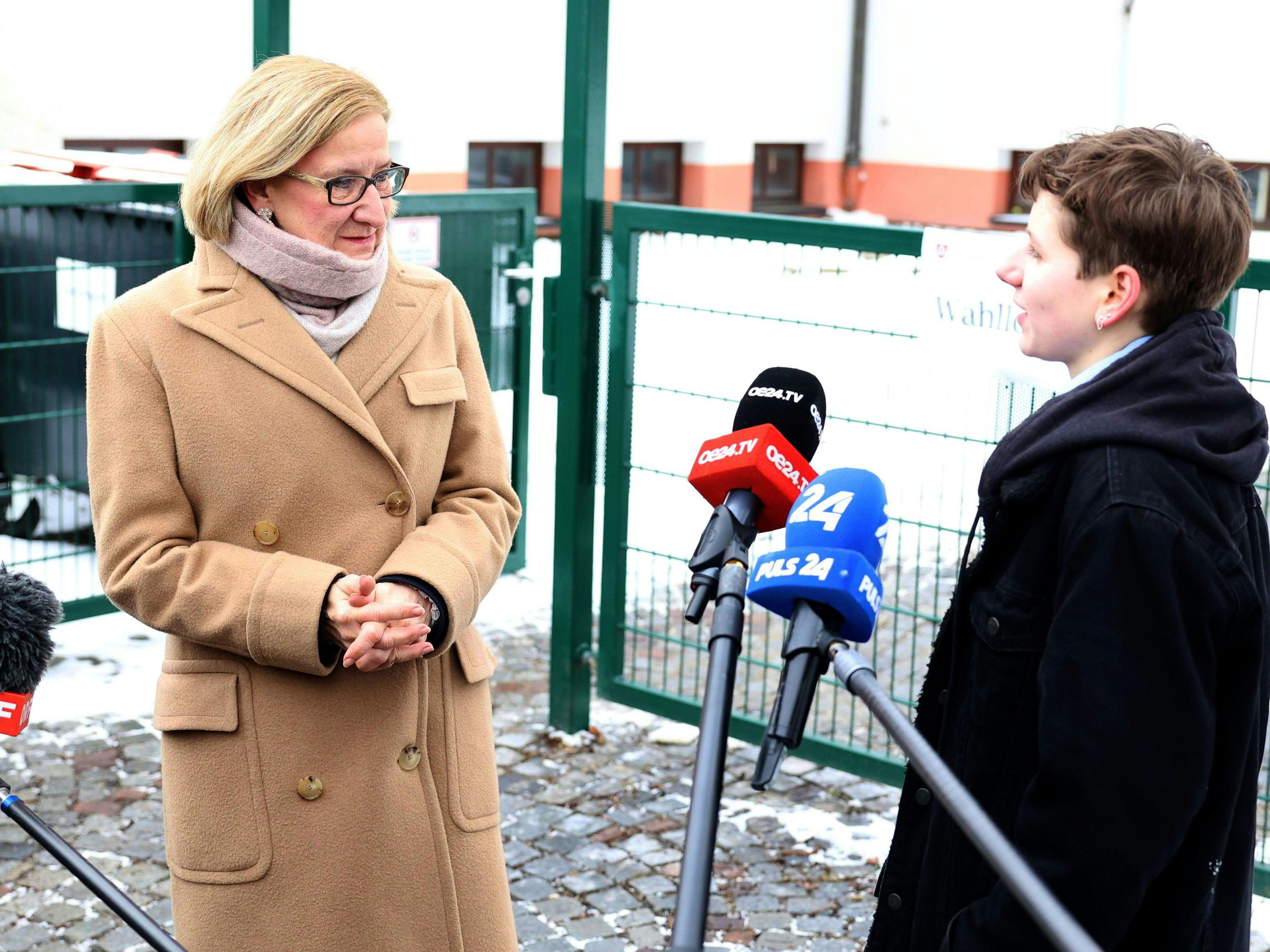 Johanna Mikl-Leitner (ÖVP) wurde nach der Stimmabgabe von einer Klima-Aktivistin angesprochen.