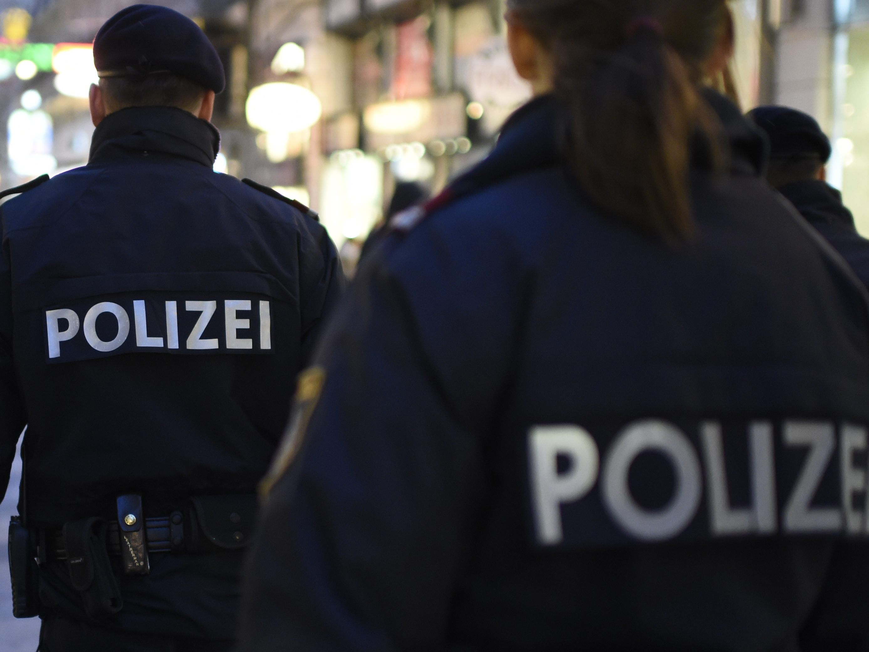 Nach der Messerstecherei am Wiener Praterstern am Sonntag ermittelt die Polizei unter anderem wegen versuchten Mordes. Nach der Messerstecherei am Wiener Praterstern am Sonntag ermittelt die Polizei unter anderem wegen versuchten Mordes.