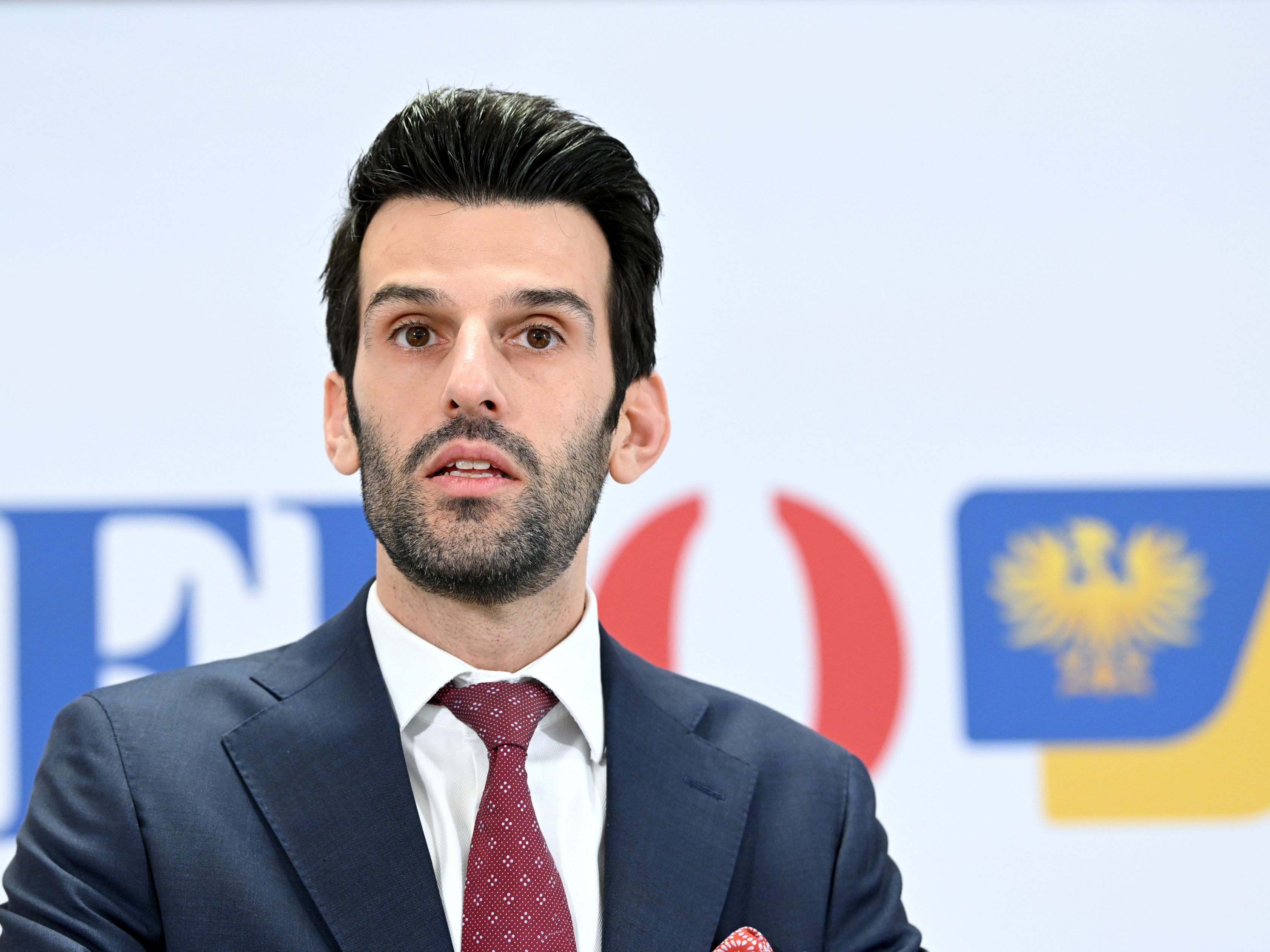 Landbauer brachte Forderung nach Rücktritt von Mikl-Leitner vor NÖ-Wahl vor. Landbauer brachte Forderung nach Rücktritt von Mikl-Leitner vor NÖ-Wahl vor.