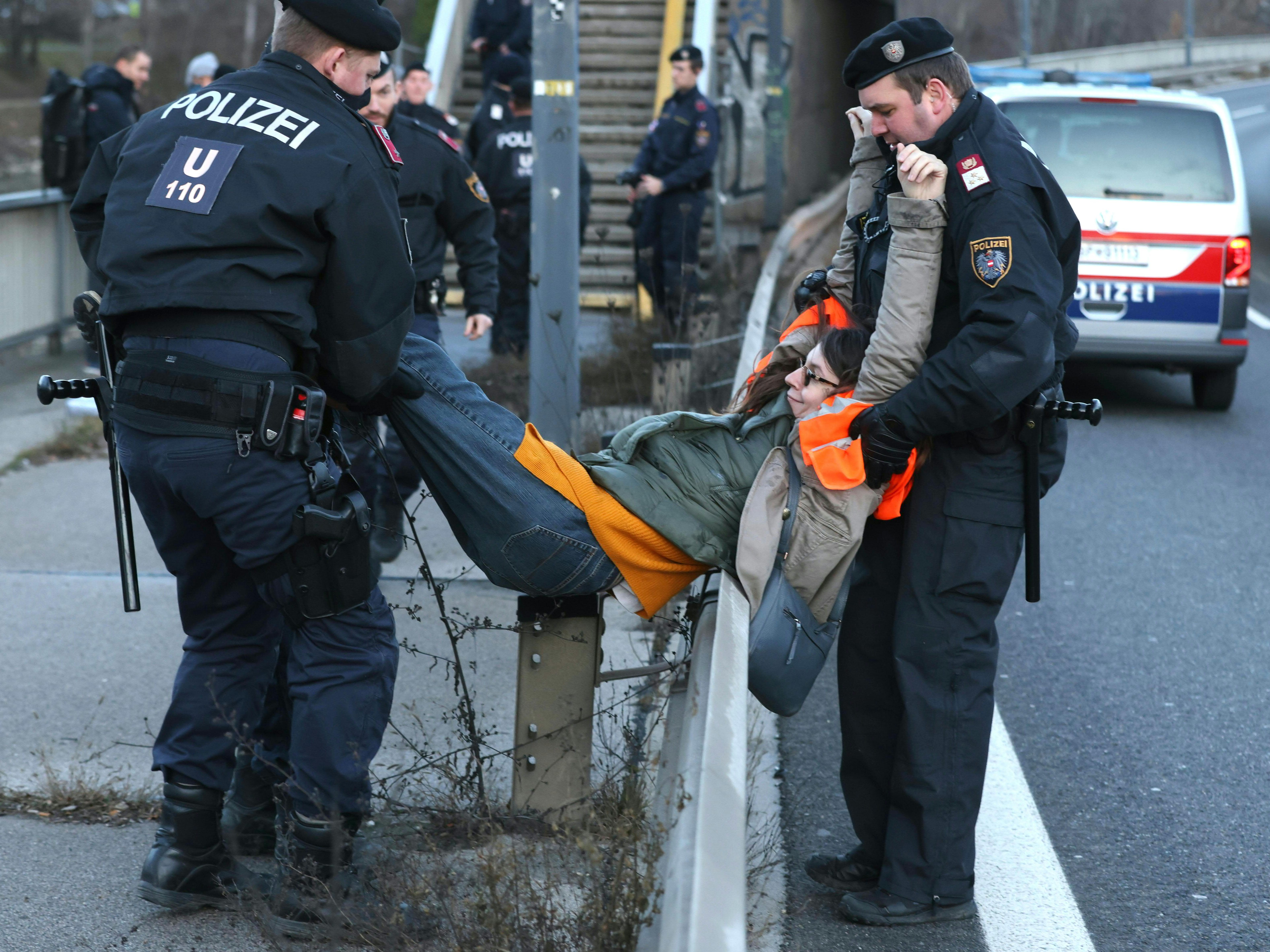 Klima-Kleber blockierten die Schüttelstraße in Wien an zwei Stellen.