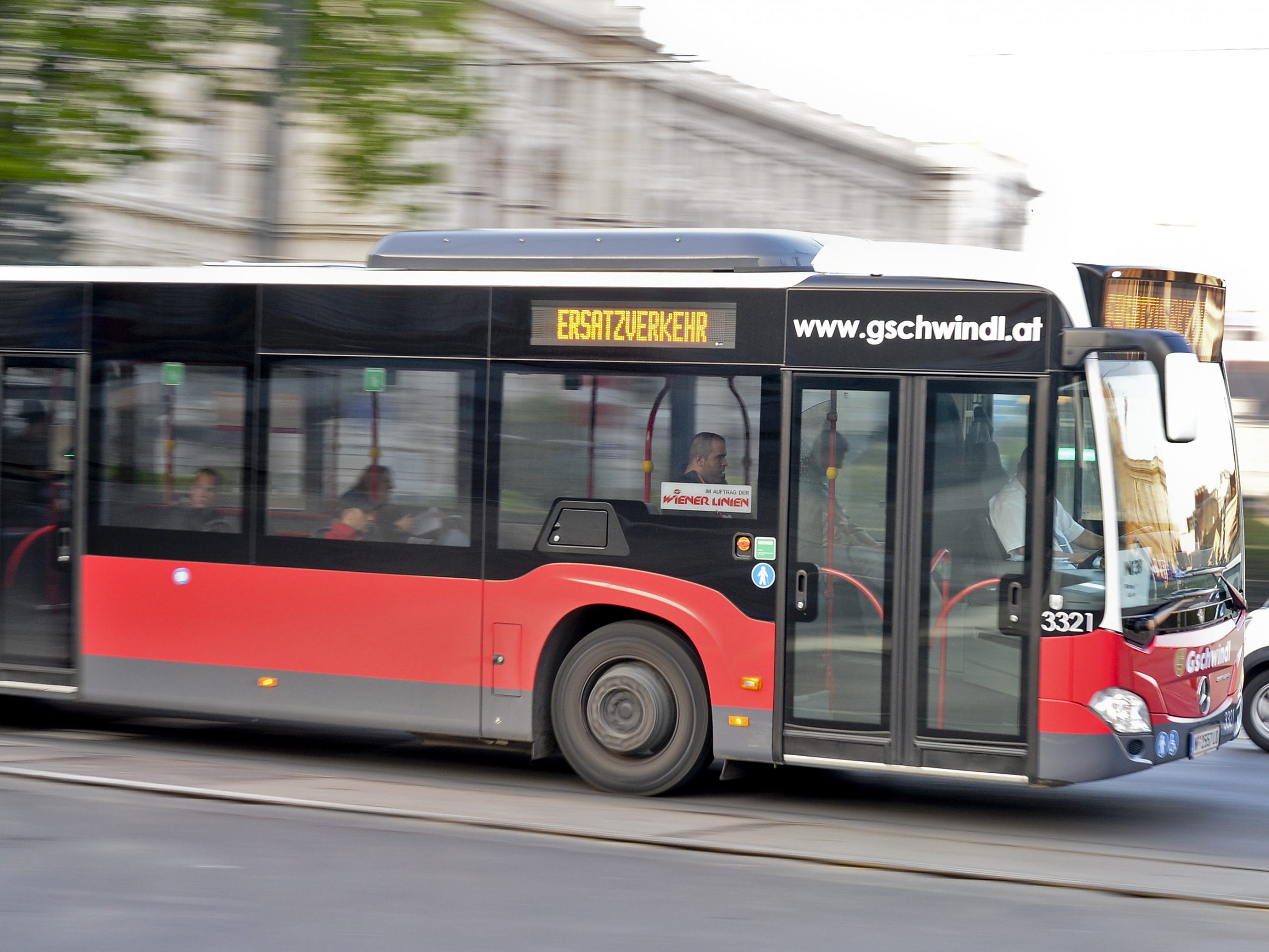 Die Wiener Grünen kritisieren die Fahrplankürzungen bei den Wiener Linien.