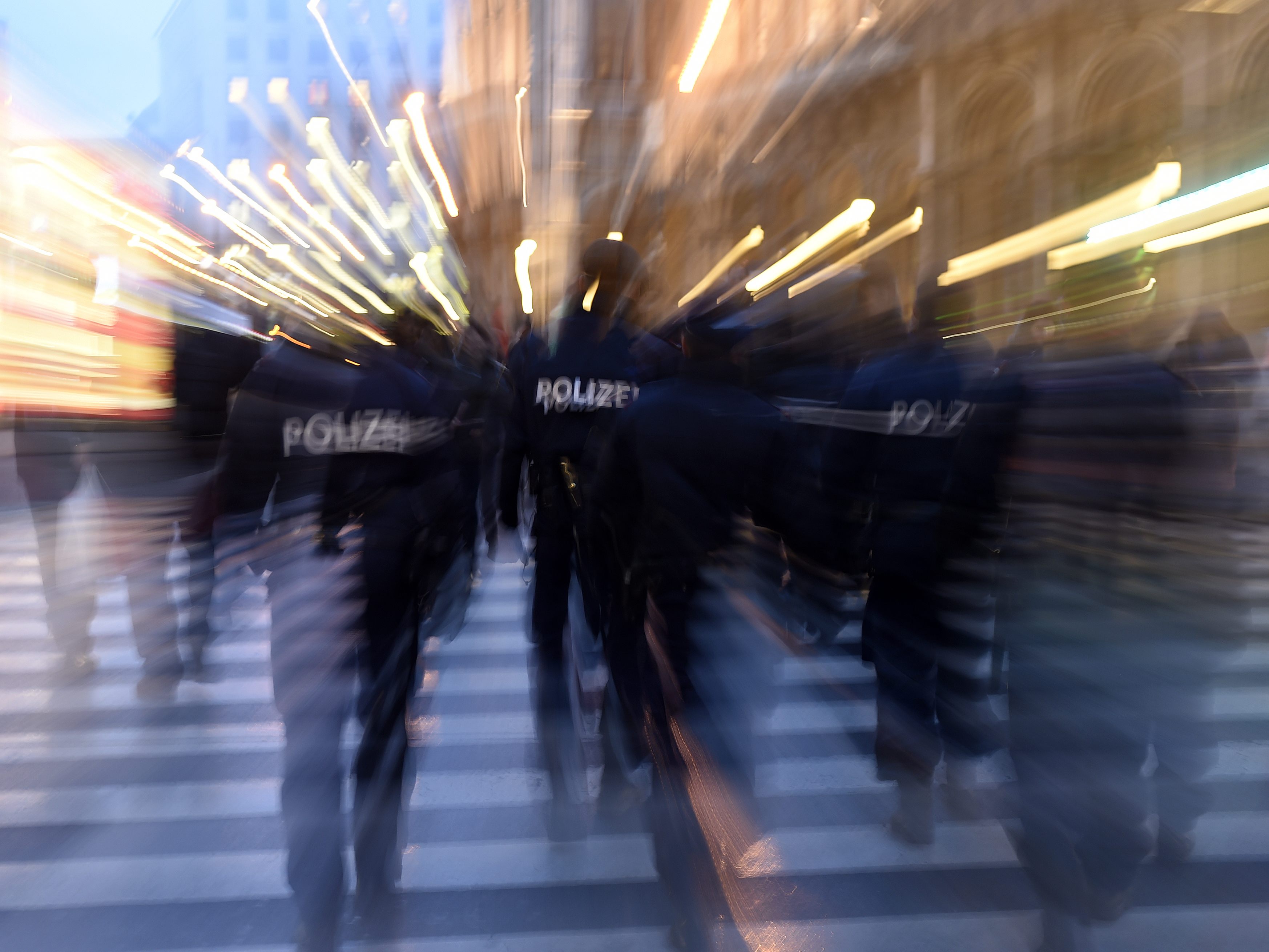 Zwei Gruppen junger Männer gingen mit Messern und Schreckschusspistolen aufeinander los.