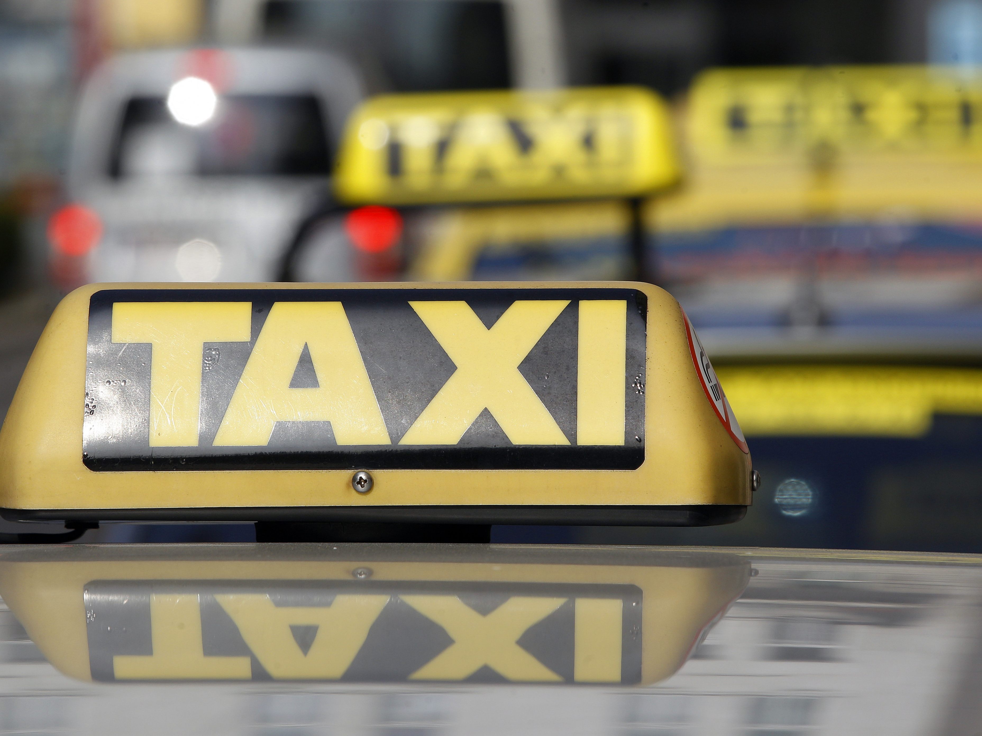 Fünf Männer raubten einen Taxifahrer im Weinviertel aus. Fünf Männer raubten einen Taxifahrer im Weinviertel aus.
