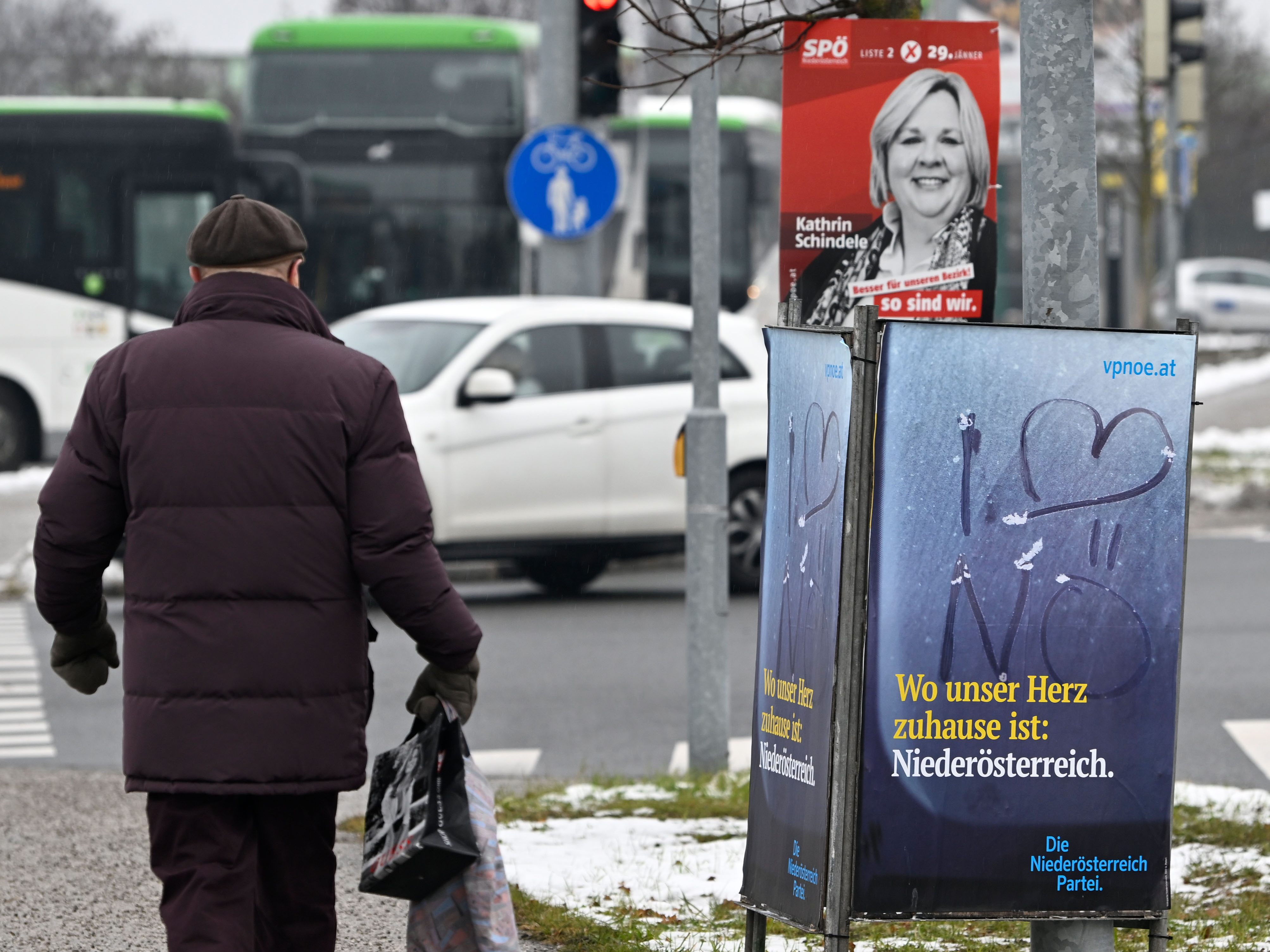 Wahlplakate in NÖ lassen die Wogen zwischen SPÖ und ÖVP hoch gehen. Wahlplakate in NÖ lassen die Wogen zwischen SPÖ und ÖVP hoch gehen.