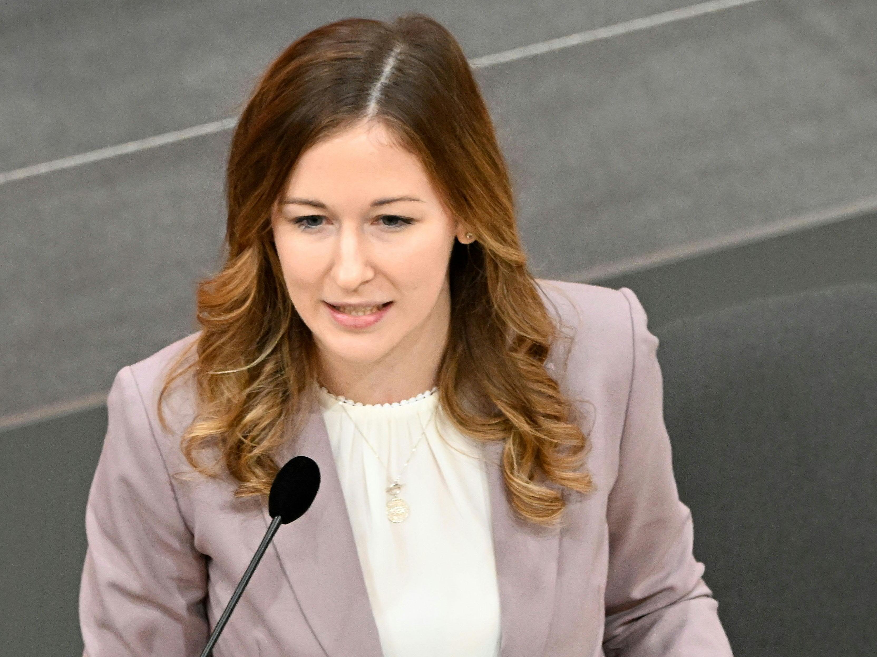 Jugendstaatssekretärin Claudia Plakolm ist kein Fan von den Klimaklebern.