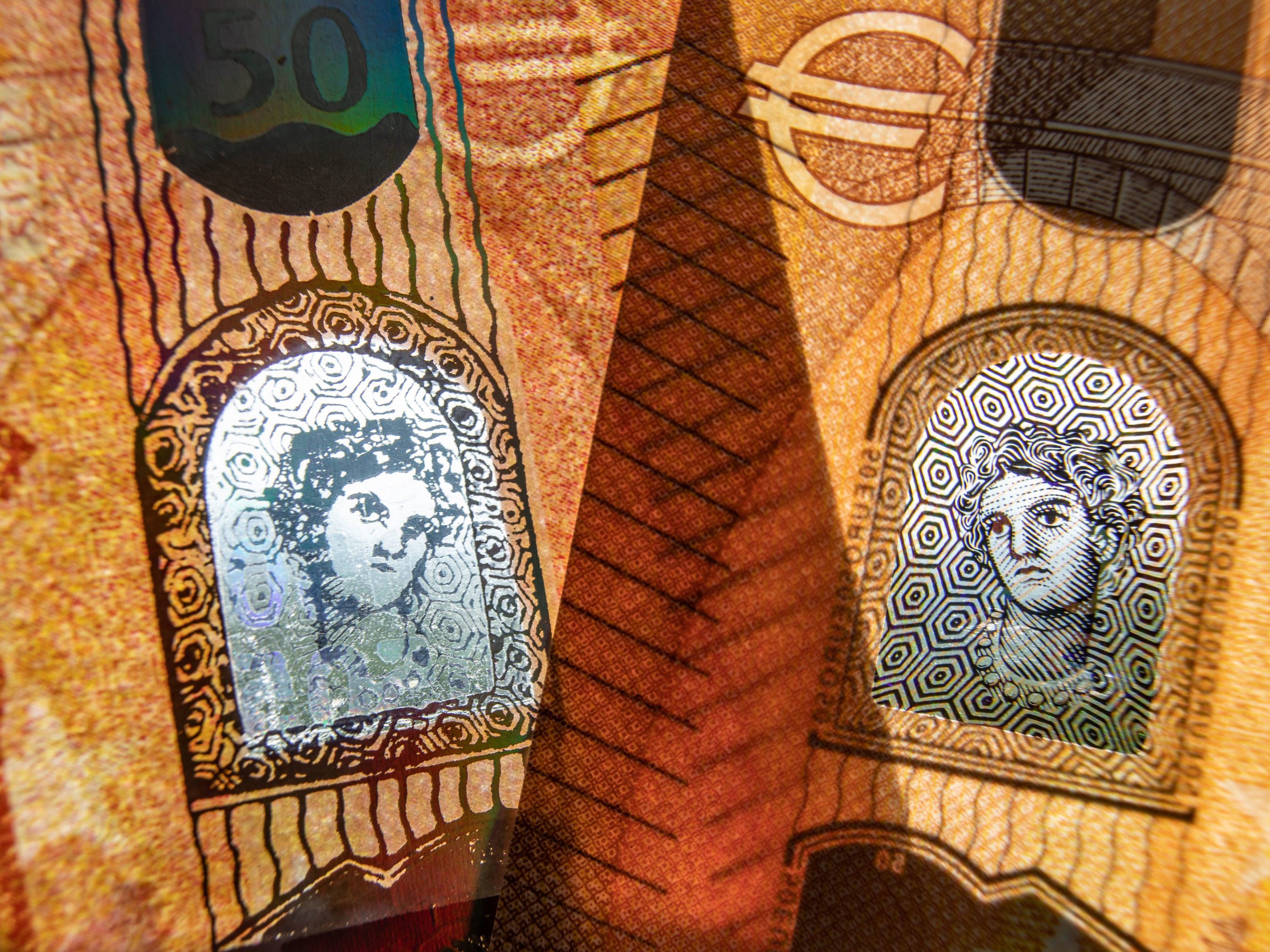 Das Bild zeigt auf der linken Seite eine gefälschte Banknote. In Wien wurden 2022 "Blüten" aus dem Verkehr gezogen. Das Bild zeigt auf der linken Seite eine gefälschte Banknote. In Wien wurden 2022 "Blüten" aus dem Verkehr gezogen.