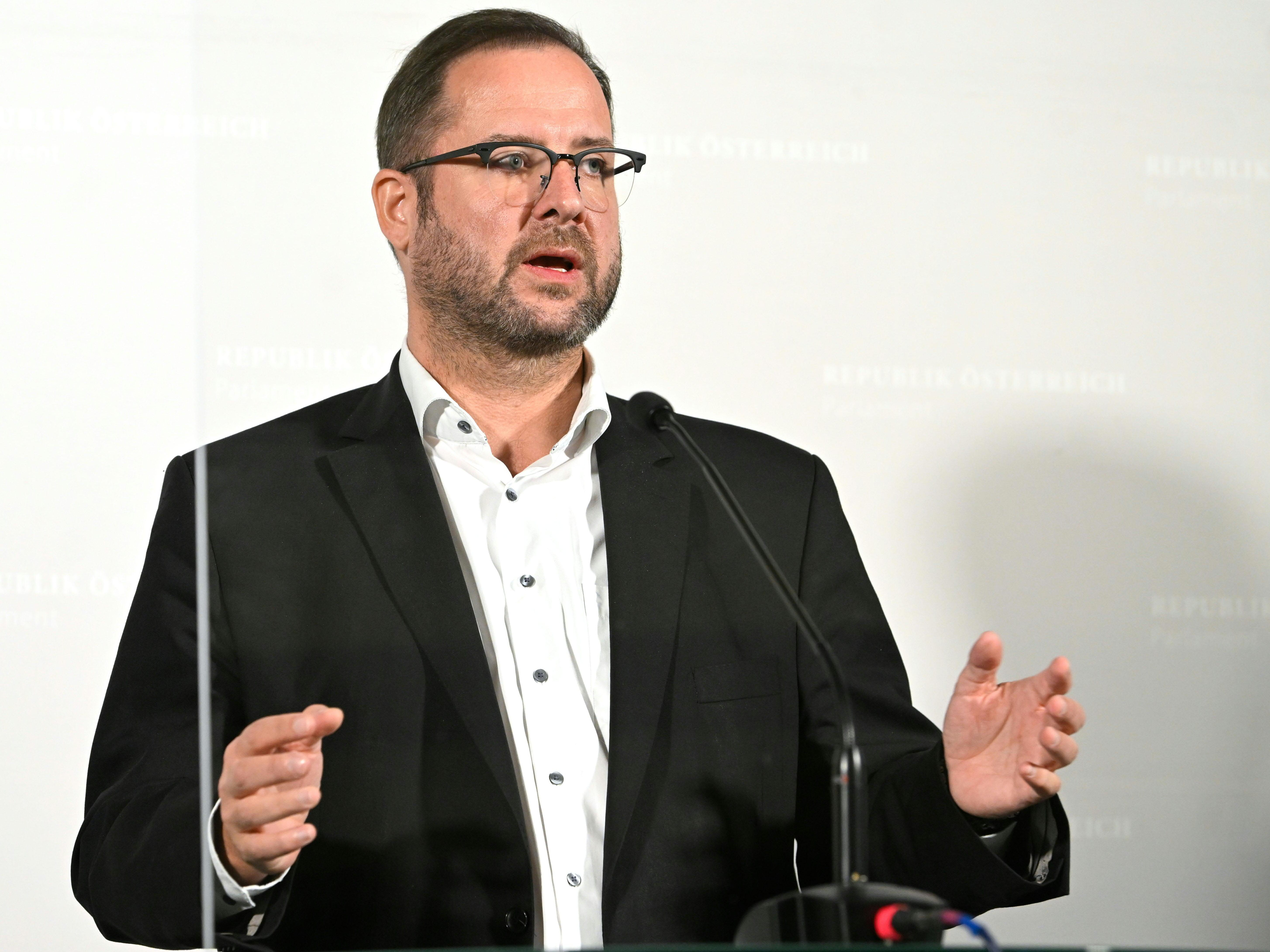 Christian Hafenecker spricht sich für eine Kommission zur Untersuchung politischer Einflussnahme aus. Christian Hafenecker spricht sich für eine Kommission zur Untersuchung politischer Einflussnahme aus.