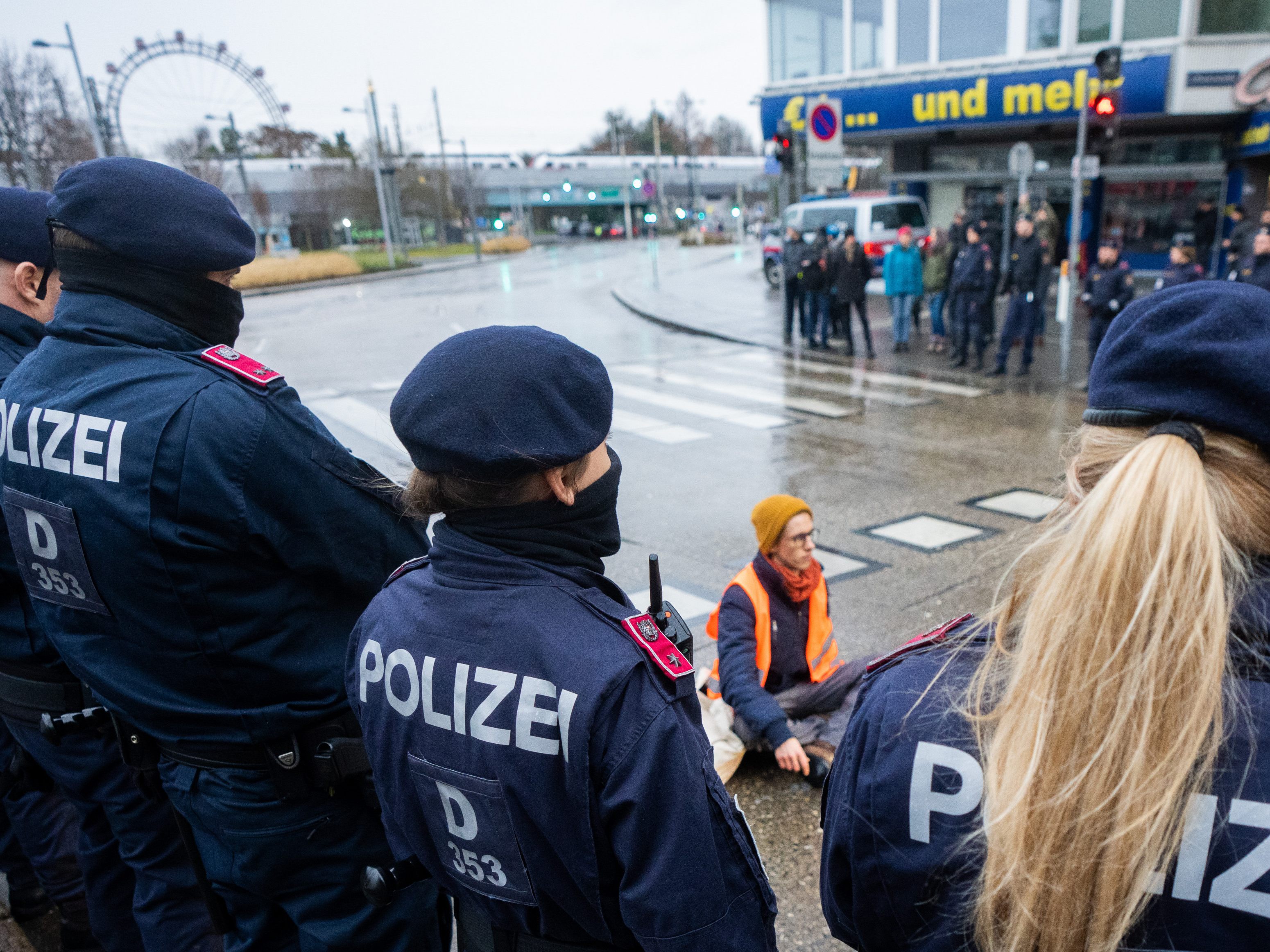 Bei den Protesten am Wiener Praterstern zeigten sich auch Wissenschafter solidarisch.