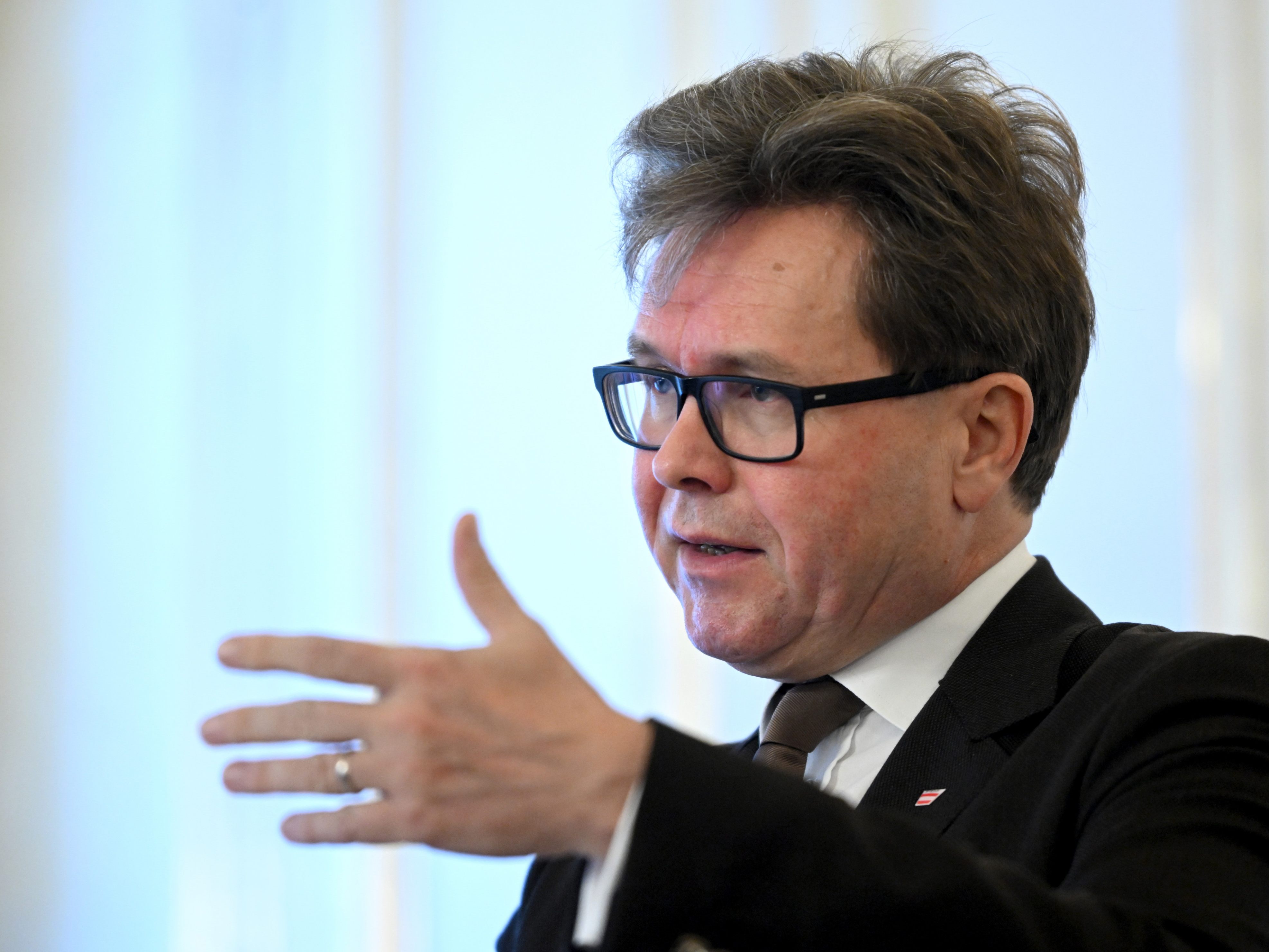Wissenschaftsminister martin Polaschek (ÖVP) und Studienleiter Starkbaum (IHS) präsentieren einen Zwischenbericht zur Demokratieskepsis in Österreich. Wissenschaftsminister martin Polaschek (ÖVP) und Studienleiter Starkbaum (IHS) präsentieren einen Zwischenbericht zur Demokratieskepsis in Österreich.