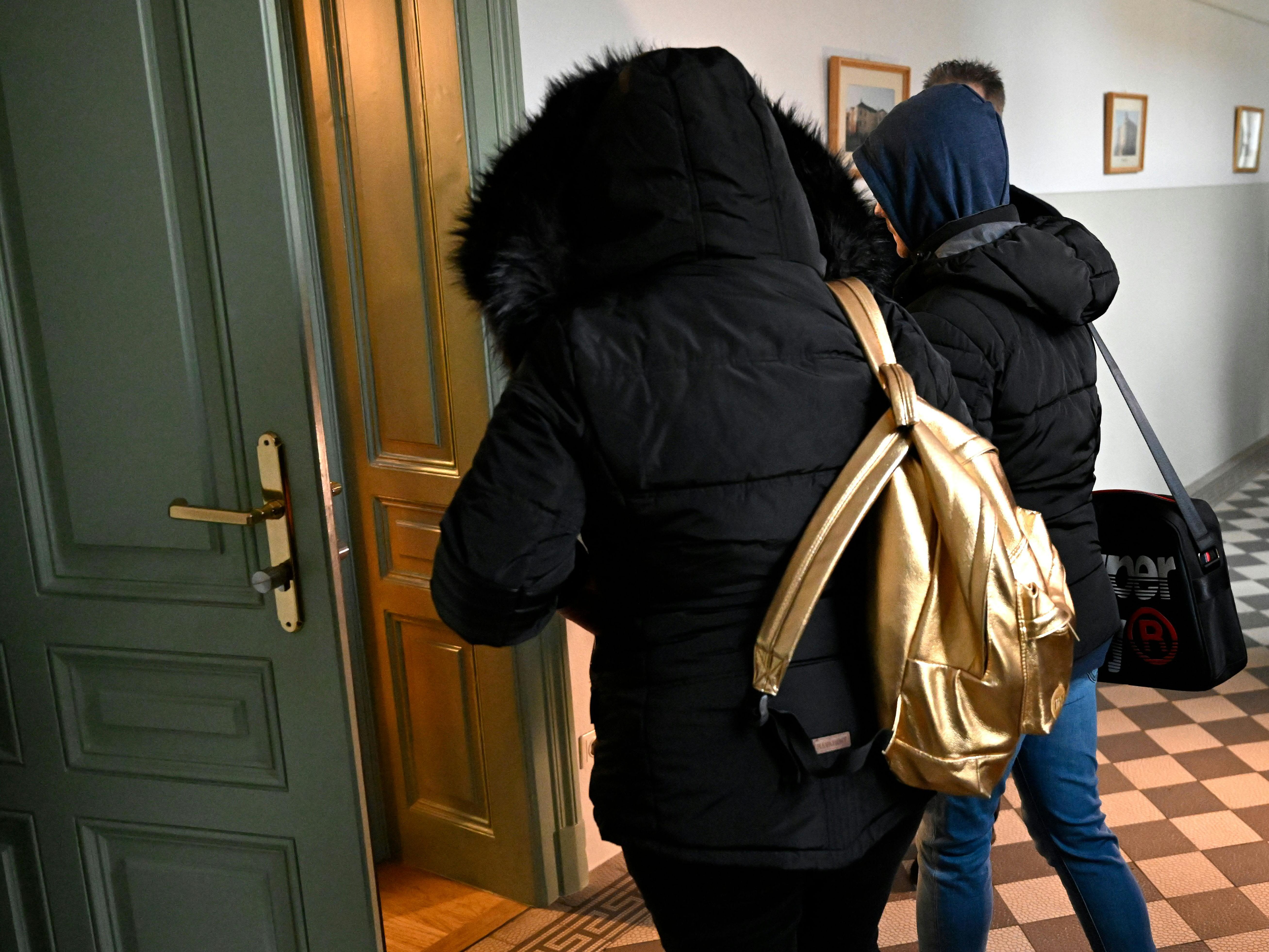 Vier ehemalige Pflegeheim-Mitarbeiter stehen in St. Pölten vor Gericht. Vier ehemalige Pflegeheim-Mitarbeiter stehen in St. Pölten vor Gericht.