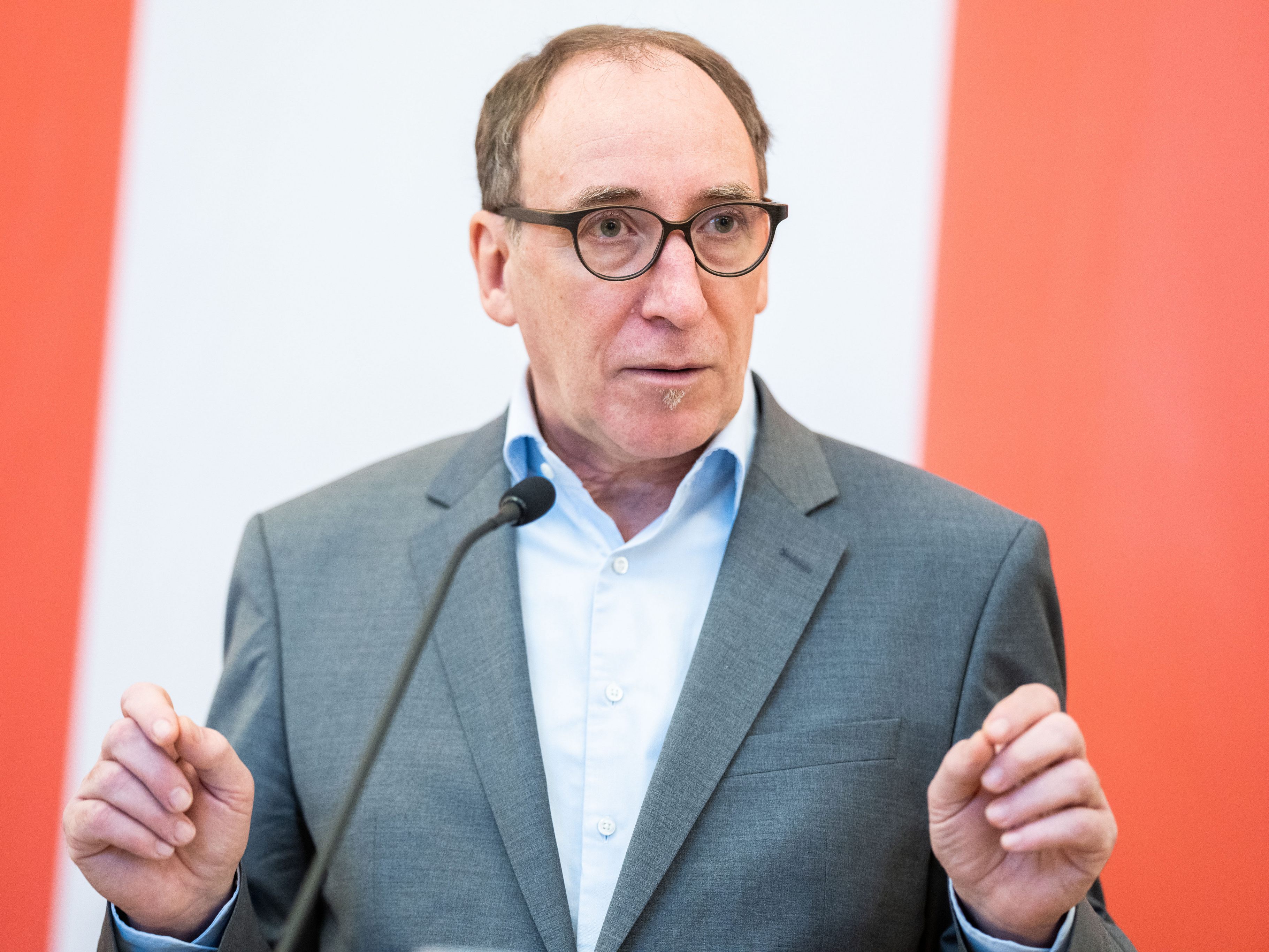 Abwasser von Flügen aus China soll untersucht werden, so die Ankündigung des Gesundheitsressorts. Abwasser von Flügen aus China soll untersucht werden, so die Ankündigung des Gesundheitsressorts.