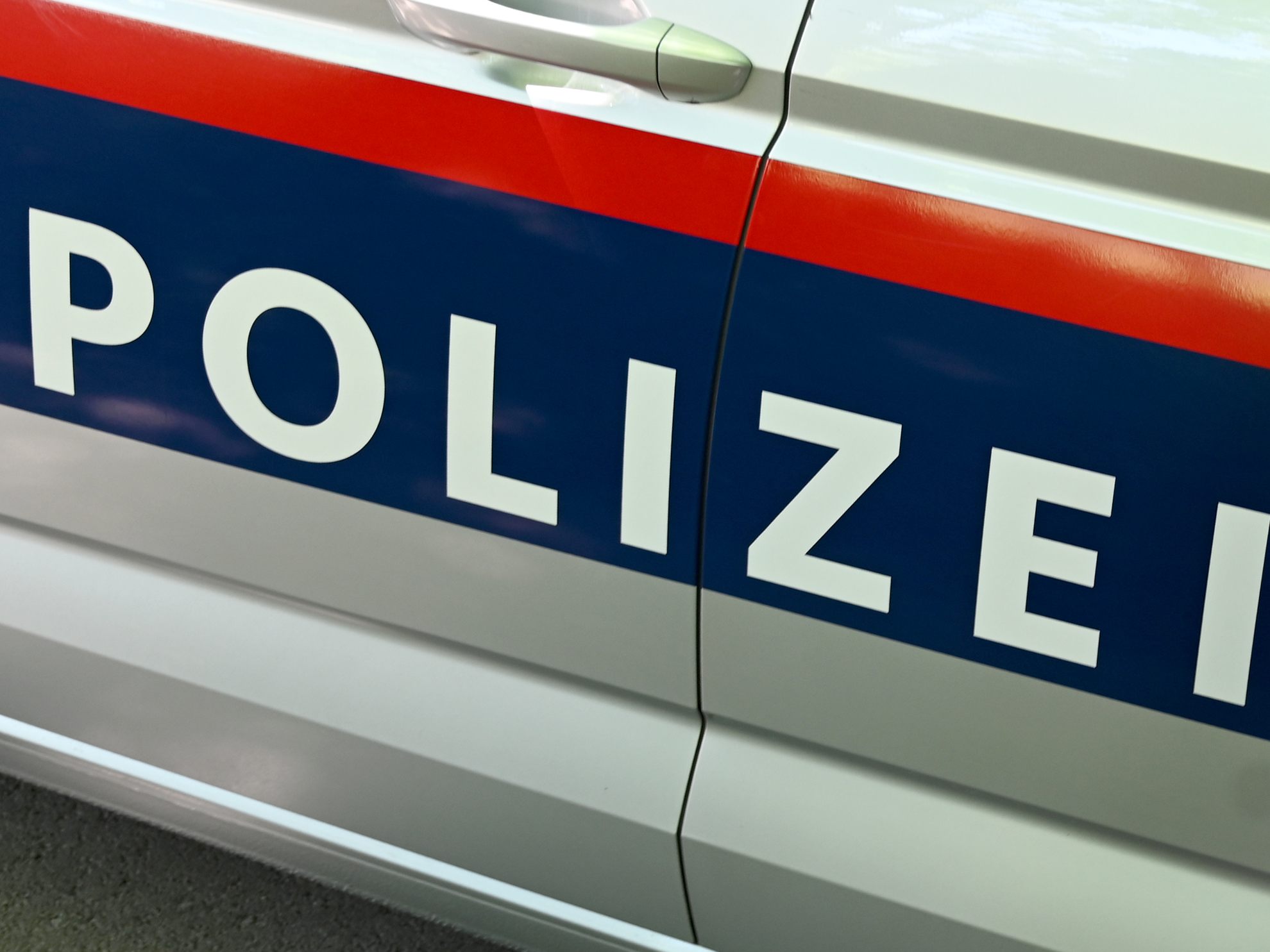 Bei einer Rauferei in Wien wurden drei Polizisten beim Eingreifen verletzt. Bei einer Rauferei in Wien wurden drei Polizisten beim Eingreifen verletzt.
