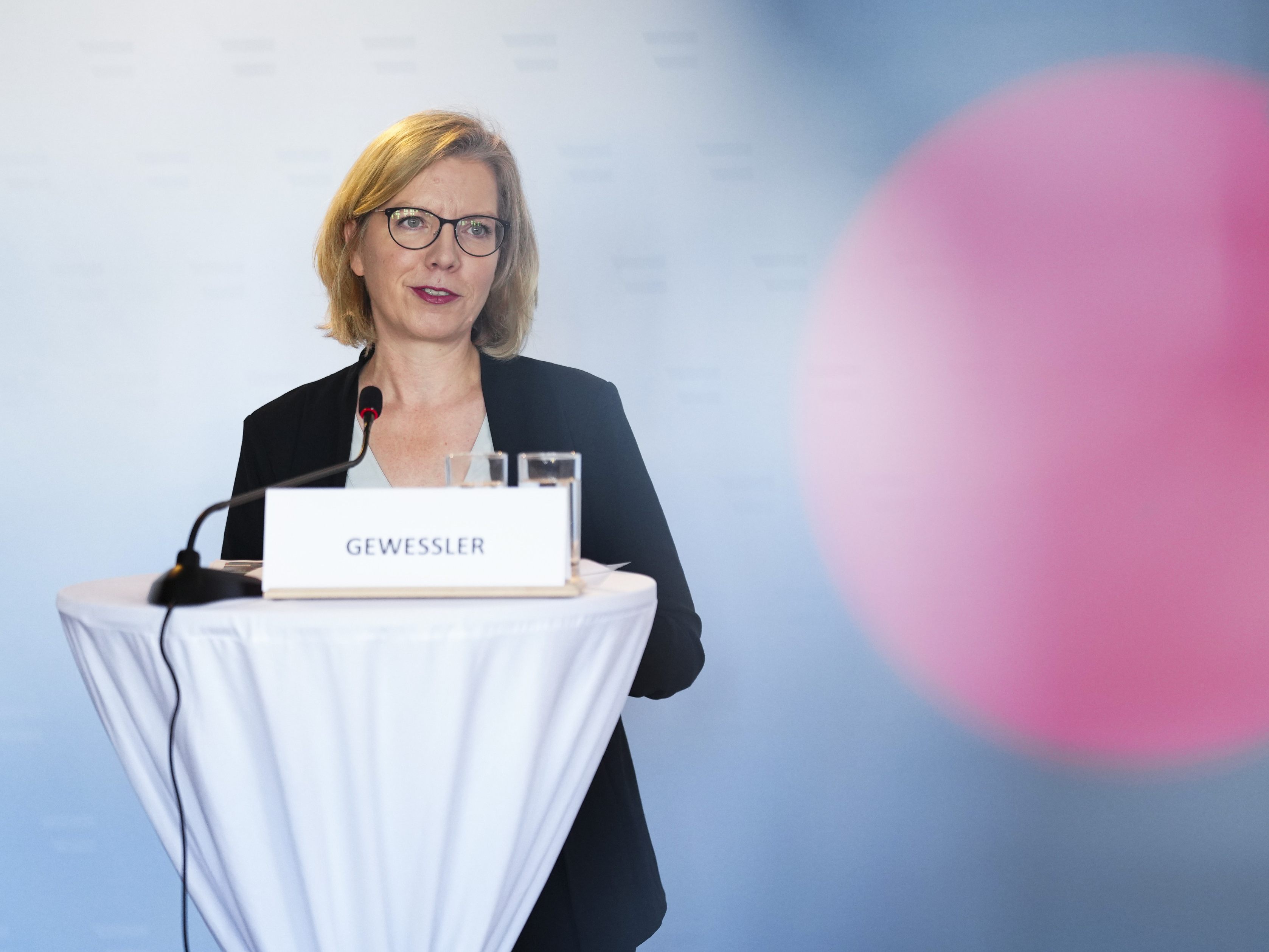 Umweltministerin Leonore Gewessler (Grüne) spricht sich für ein Fracking-Verbot aus.