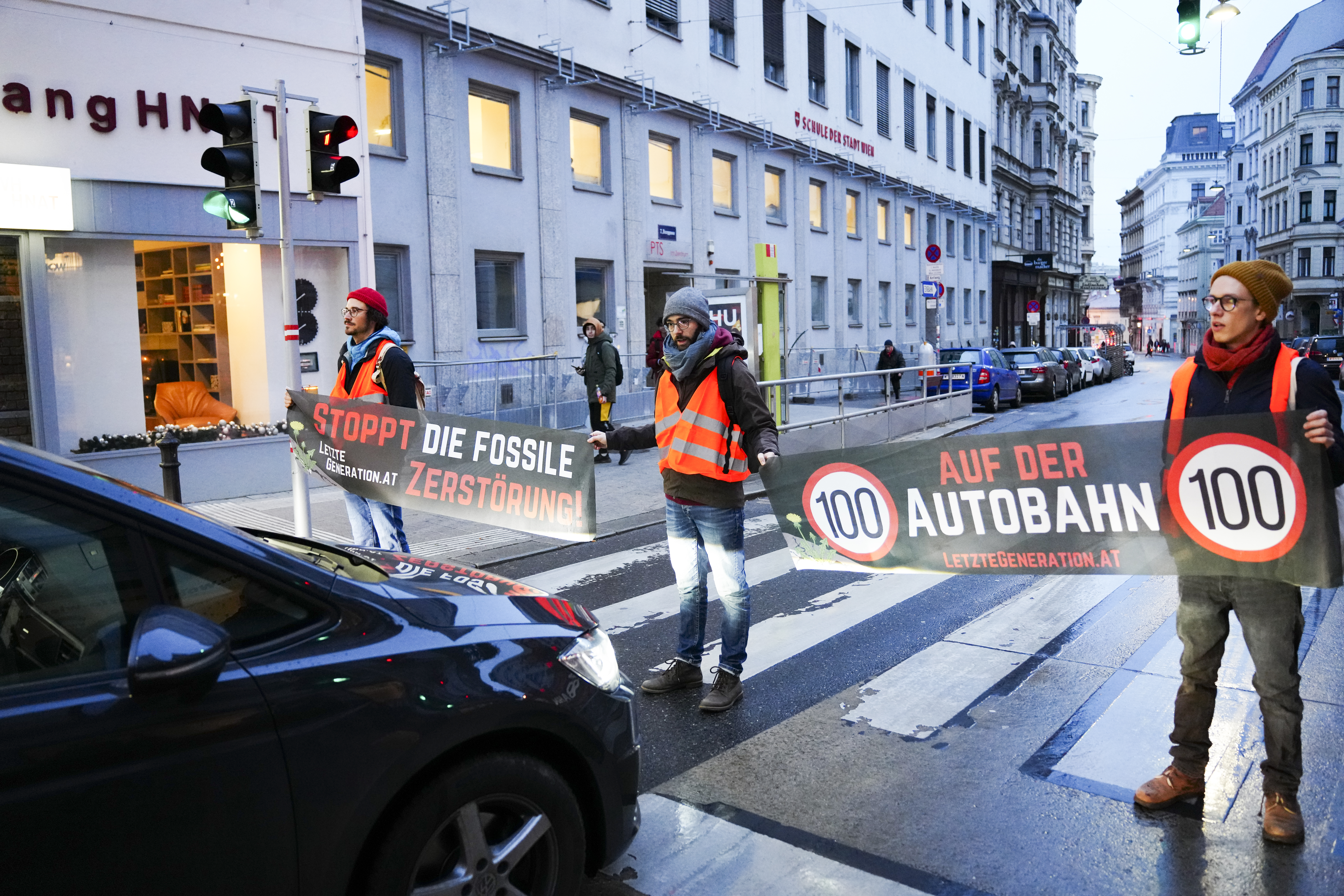 KlimaaktivistInnen fordern Tempo 100 auf der Autobahn.