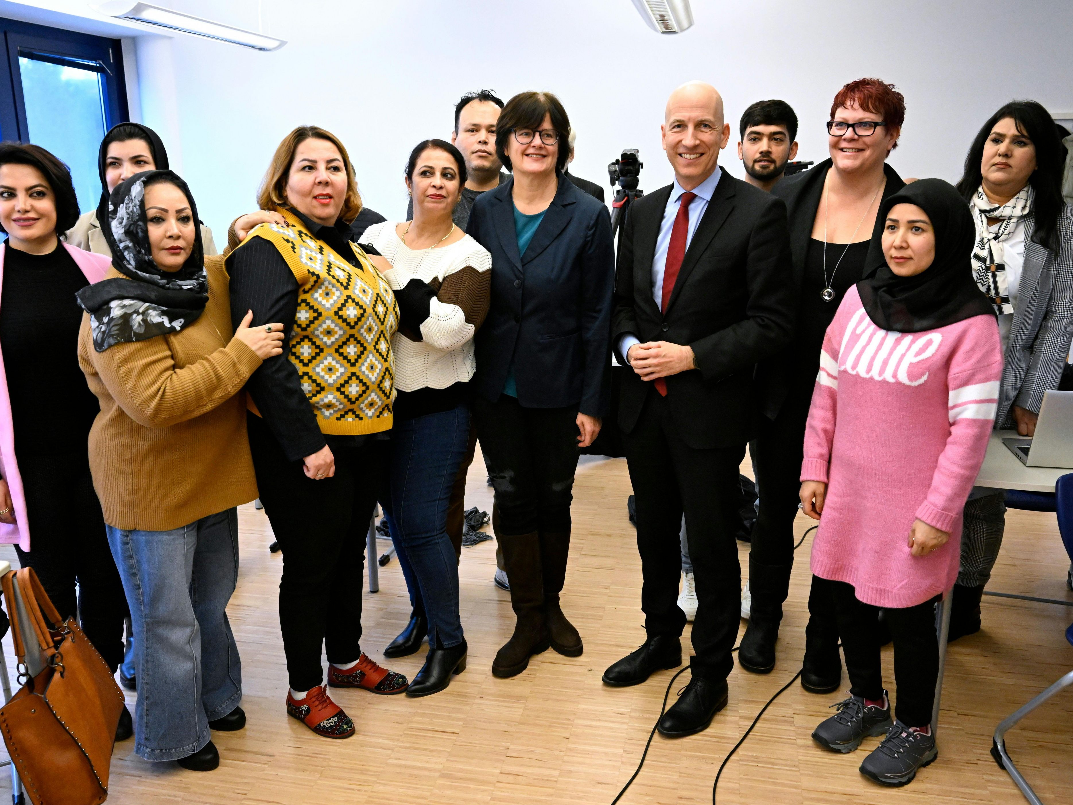 Martin Kocher rechts neben der Geschäftsführerin des AMS Wien. Mehrere Asylberechtigte werden in einem Pilotprojekt in einem zweisprachigen Kurs zu Systemgastronomie-Fachkräften mit Lehrabschluss ausgebildet.