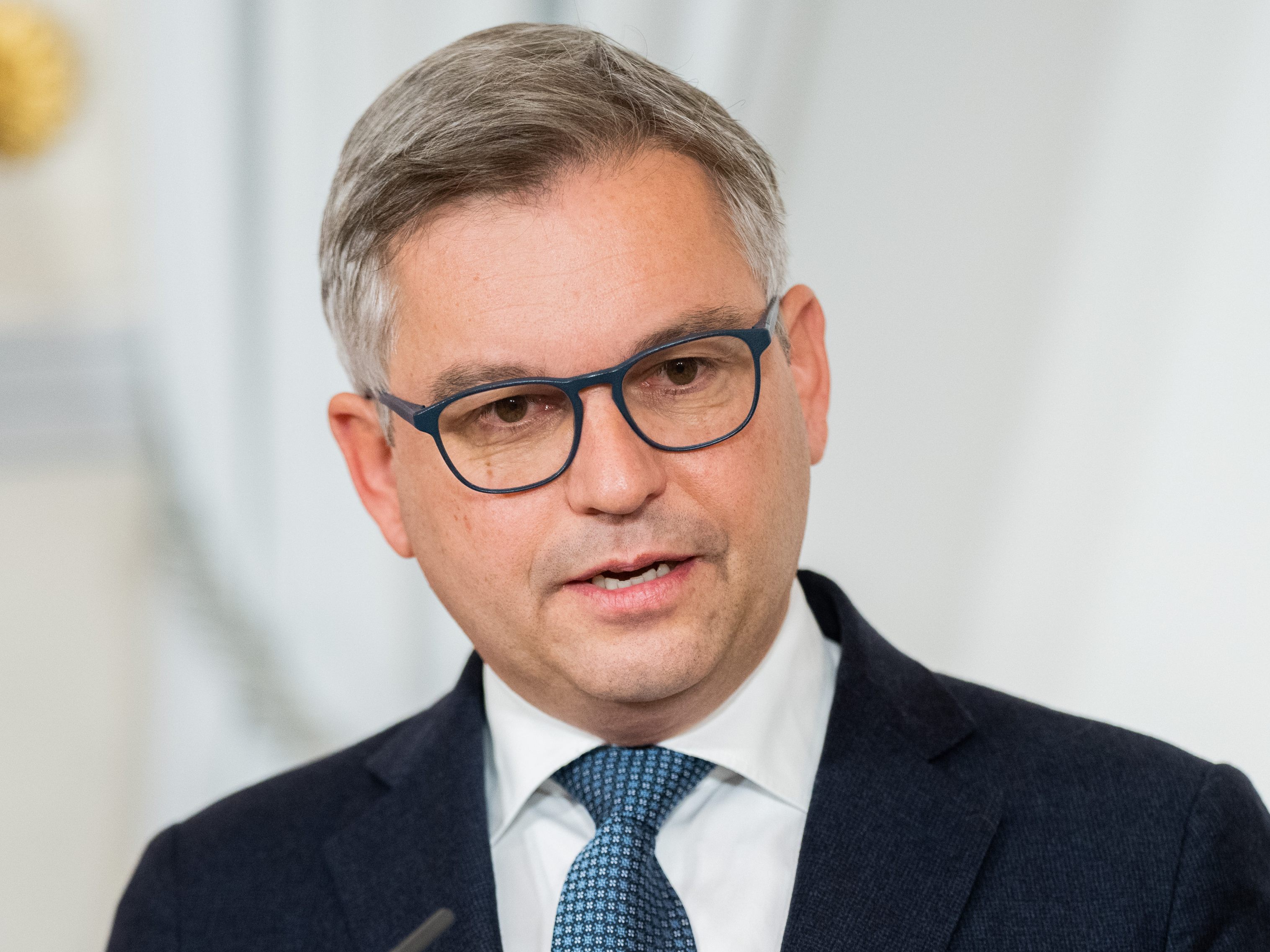 Nach seinem Unfall mit einem E-Scooter befindet sich Finanzminister Magnus Brunner auf dem Weg der Besserung. Nach seinem Unfall mit einem E-Scooter befindet sich Finanzminister Magnus Brunner auf dem Weg der Besserung.