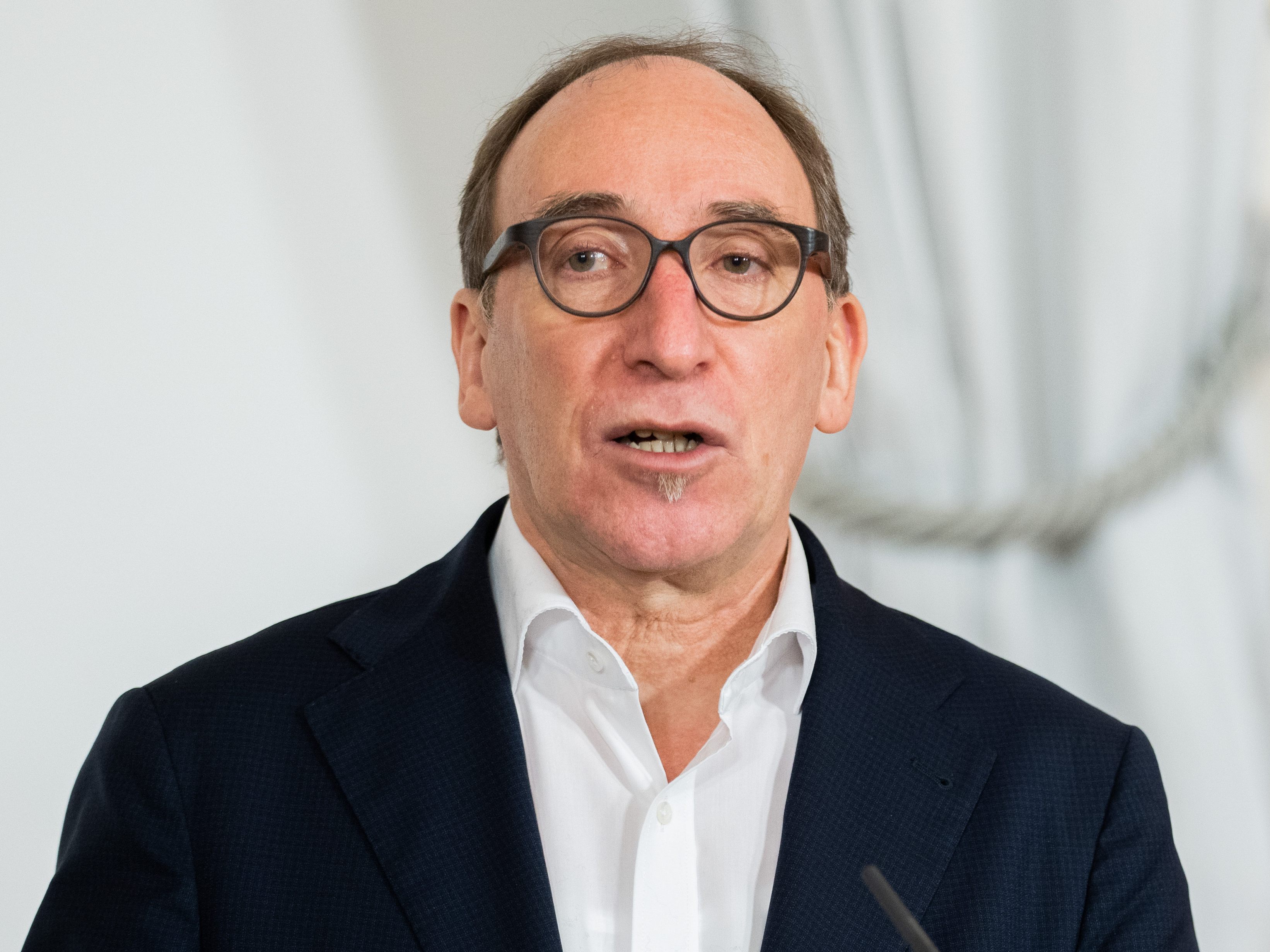 Gesundheitsminister Johannes Rauch (Grüne) sprach sich für verpflichtende Corona-Tests für Einreisende aus China in die EU aus. Gesundheitsminister Johannes Rauch (Grüne) sprach sich für verpflichtende Corona-Tests für Einreisende aus China in die EU aus.