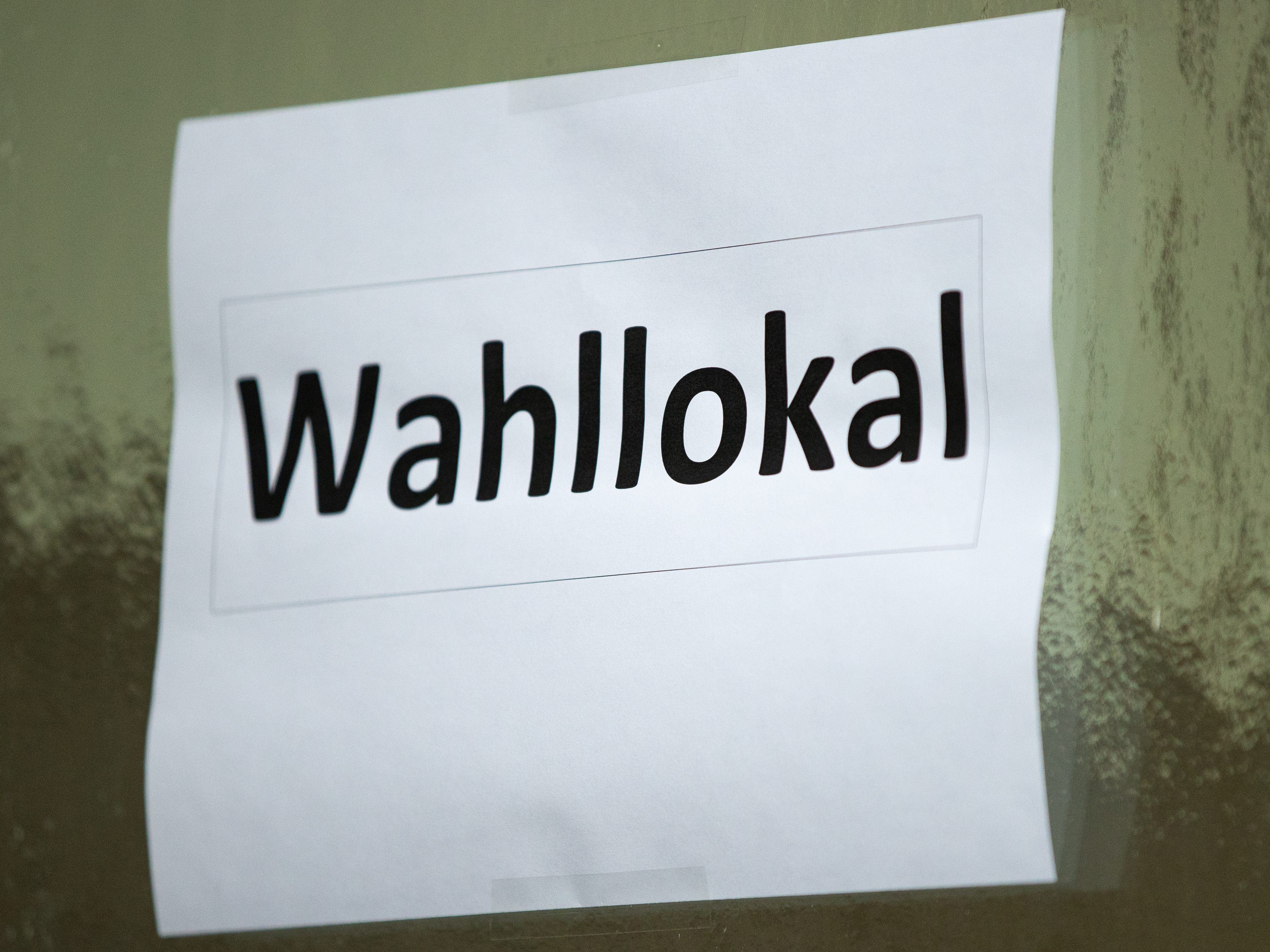 Erste Wahllokale sperren in Niederösterreich bereits um 6.00 Uhr auf. Erste Wahllokale sperren in Niederösterreich bereits um 6.00 Uhr auf.