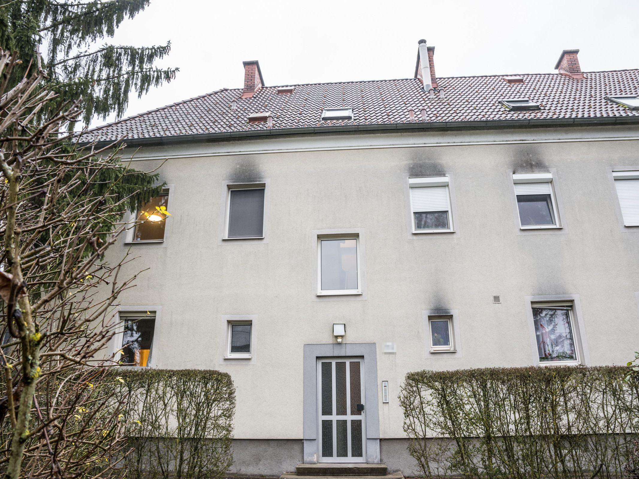 Die Polizei fahndet nach einer Messerattacke auf eine 42-Jährige nach dem Lebensgefährten.