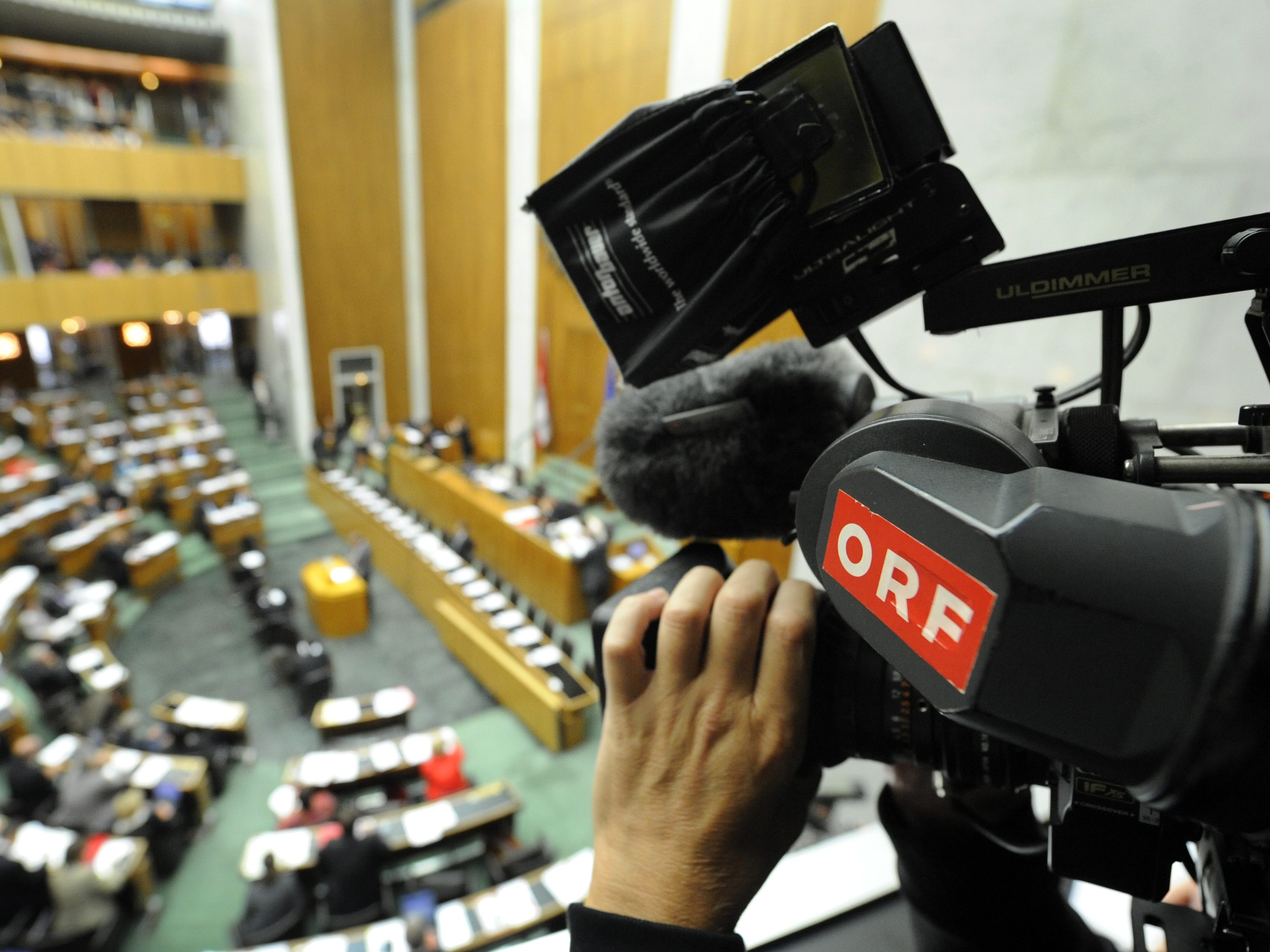 Die NEOS üben Kritik am ORF wegen der ausschließlicher Parlaments-Übertragung auf ORF III.