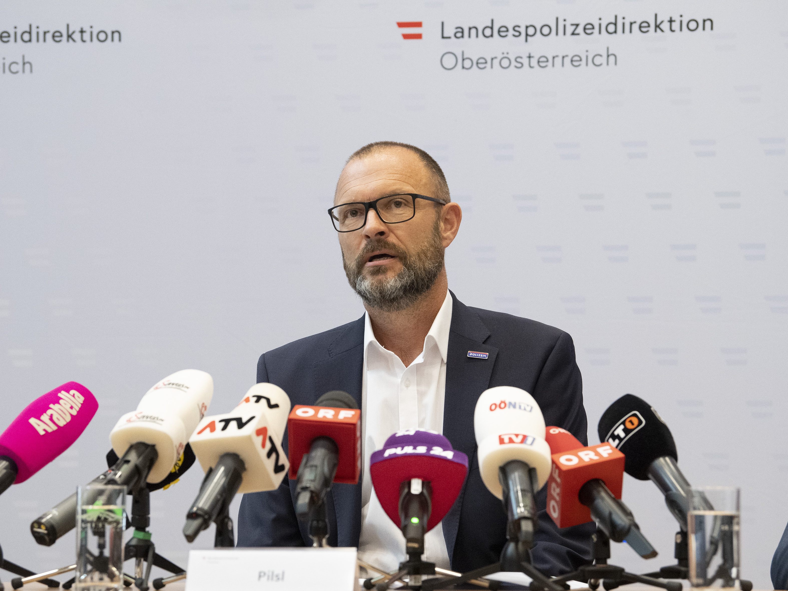 Drei weitere Verdächtige nach Linzer Halloween-Randalen in Haft. Im Bild: Landespolizeidirektor Pils. Drei weitere Verdächtige nach Linzer Halloween-Randalen in Haft. Im Bild: Landespolizeidirektor Pils.