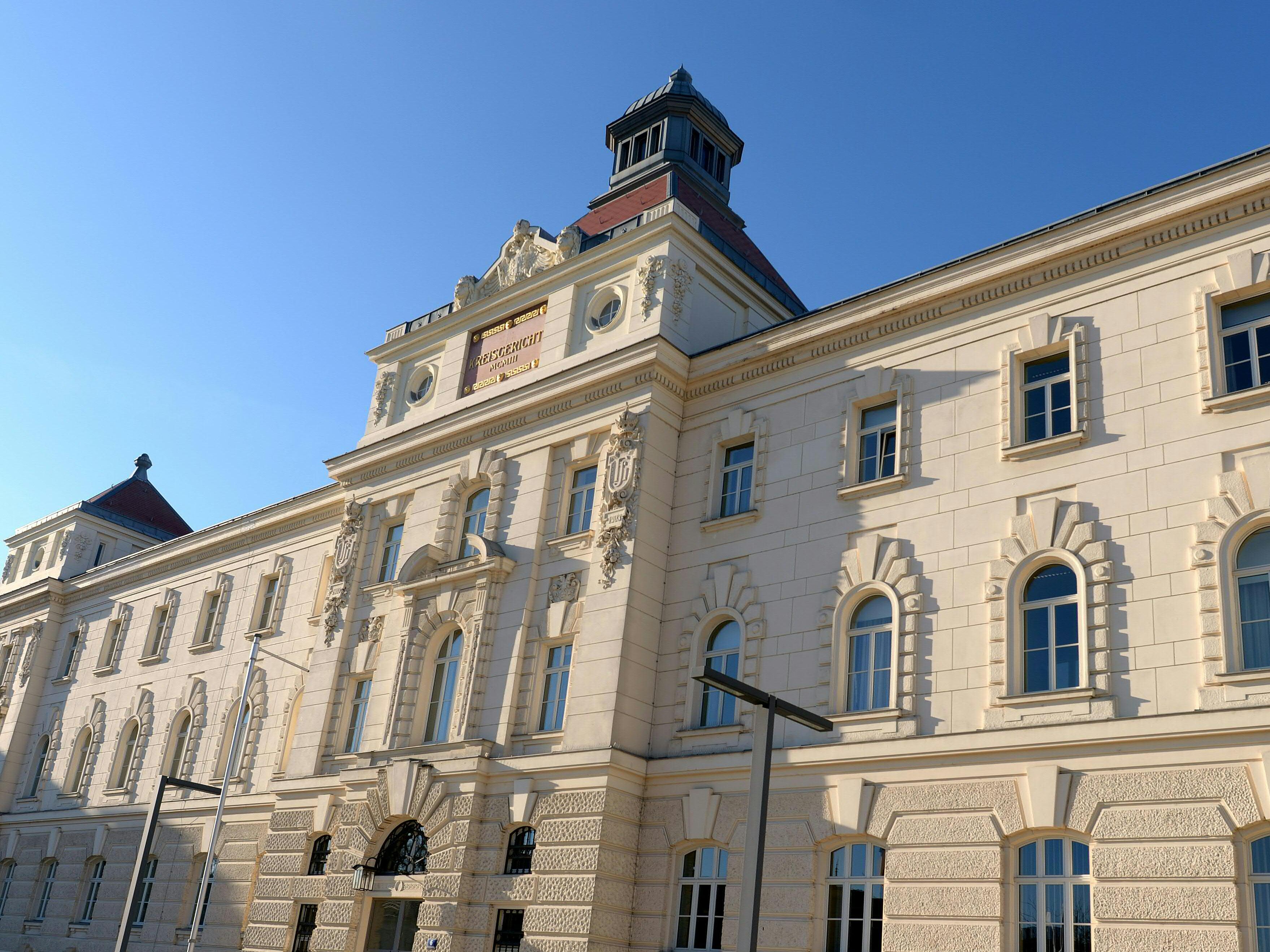 Ein Mann steht vor Gericht, weil er mit seinem Auto bei einer Polizeikontrolle in St. Pölten auf die Beamten zugefahren war.