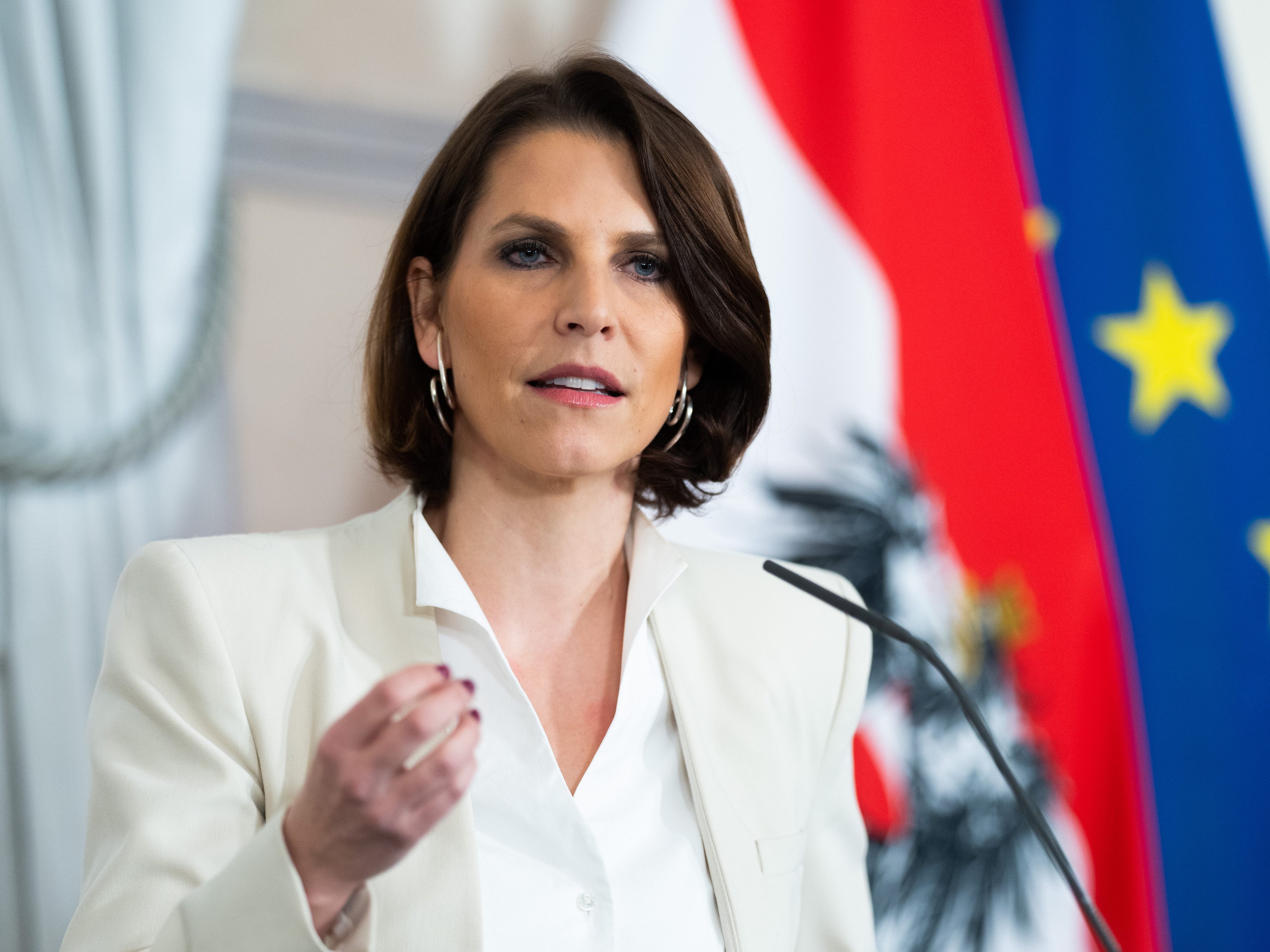 Verfassungsministerin Karoline Edtstadler (ÖVP) ist offen gegenüber der Errichtung eines Shoah-Zentrums in Wien. Verfassungsministerin Karoline Edtstadler (ÖVP) ist offen gegenüber der Errichtung eines Shoah-Zentrums in Wien.