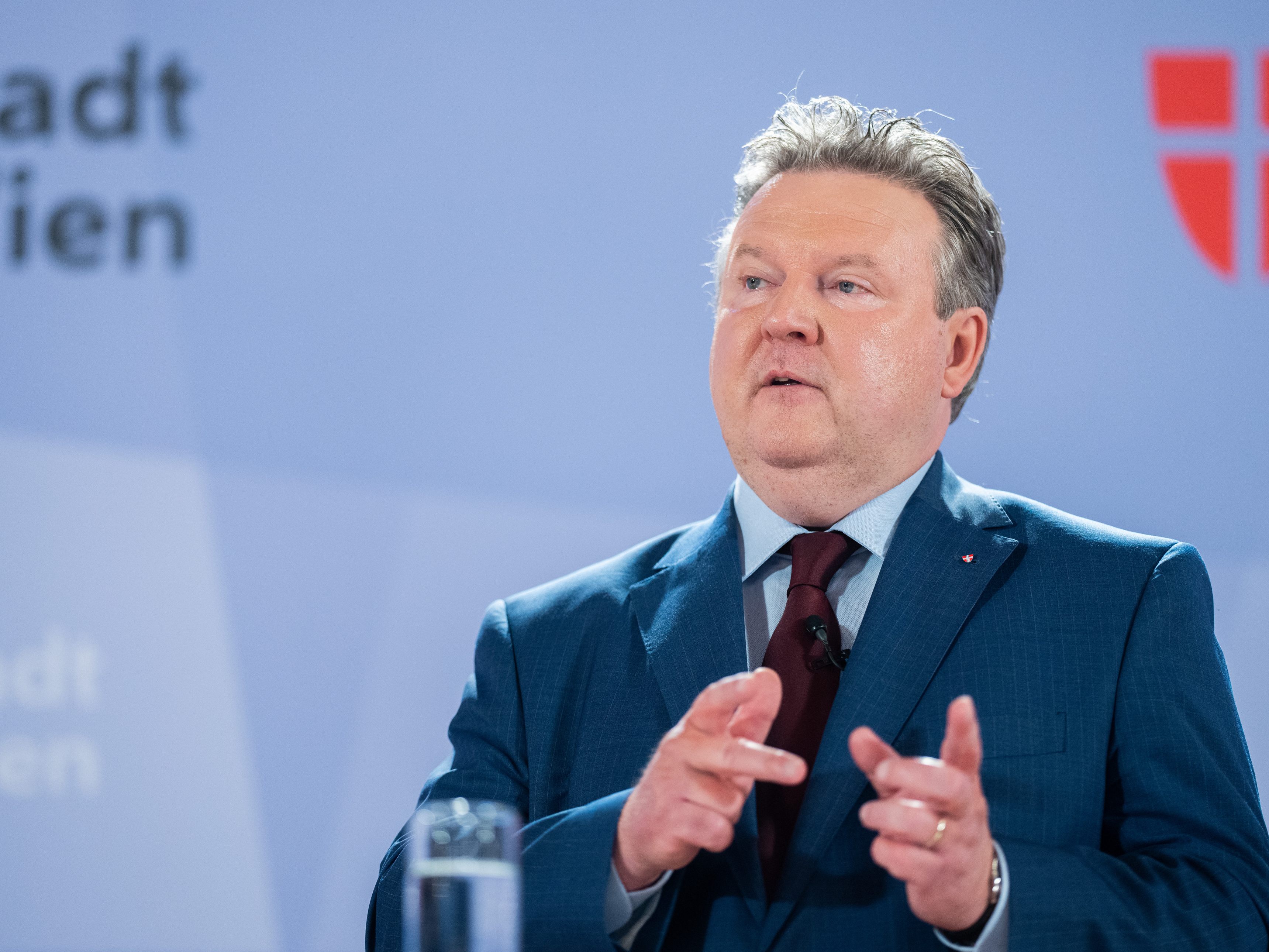 Wiens Bürgermeister Michael Ludwig (SPÖ) wartet mit der Entscheidung über das Ende der Maskenpflicht in Wiens Öffis noch ab.