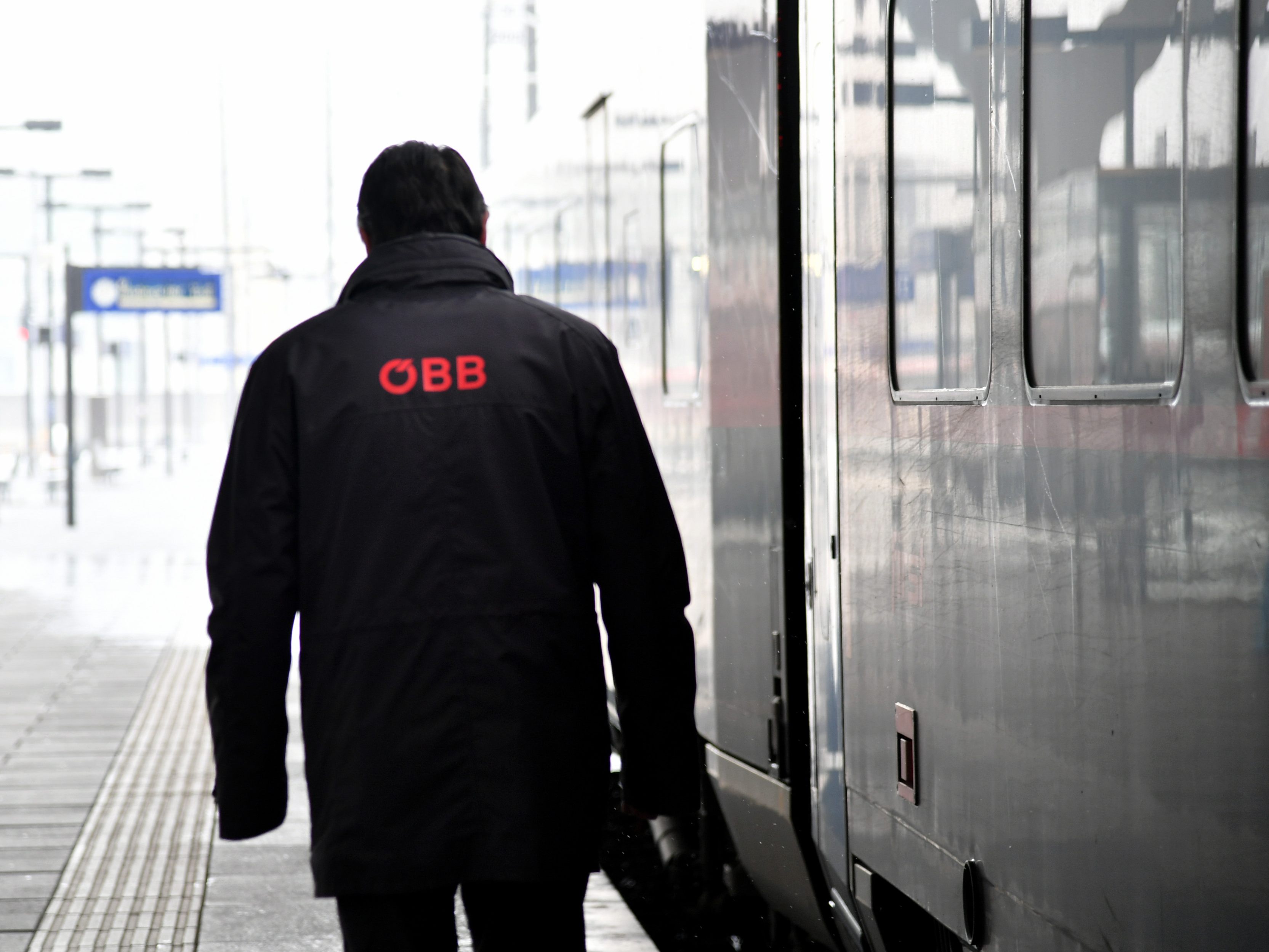 Zu ihrem 100. Jubiläum sucht die ÖBB dringend Mitarbeiter. Zu ihrem 100. Jubiläum sucht die ÖBB dringend Mitarbeiter.