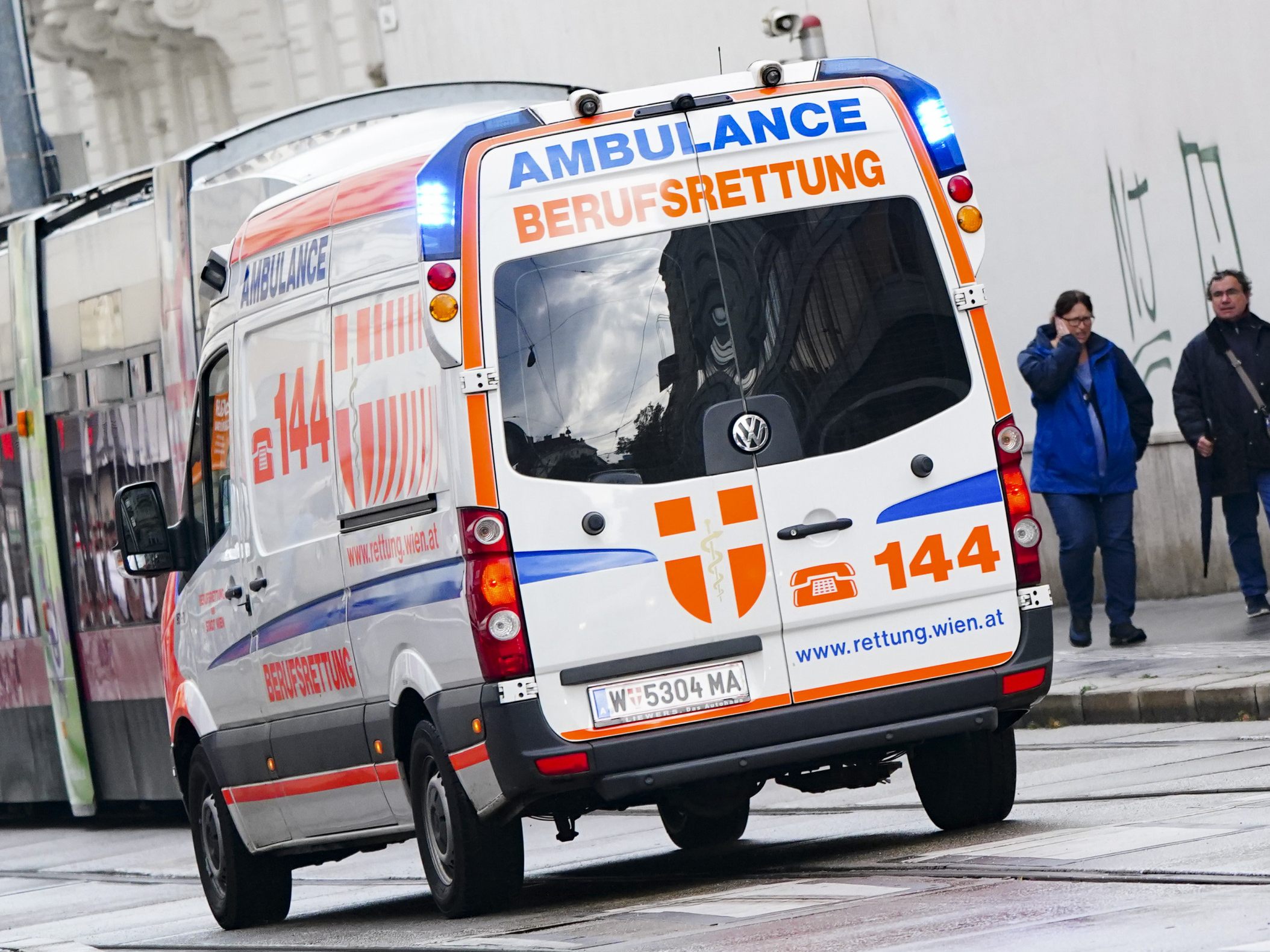 Die Berufsrettung brachte den verletzten Fußgänger nach dem Unfall ins Krankenhaus.