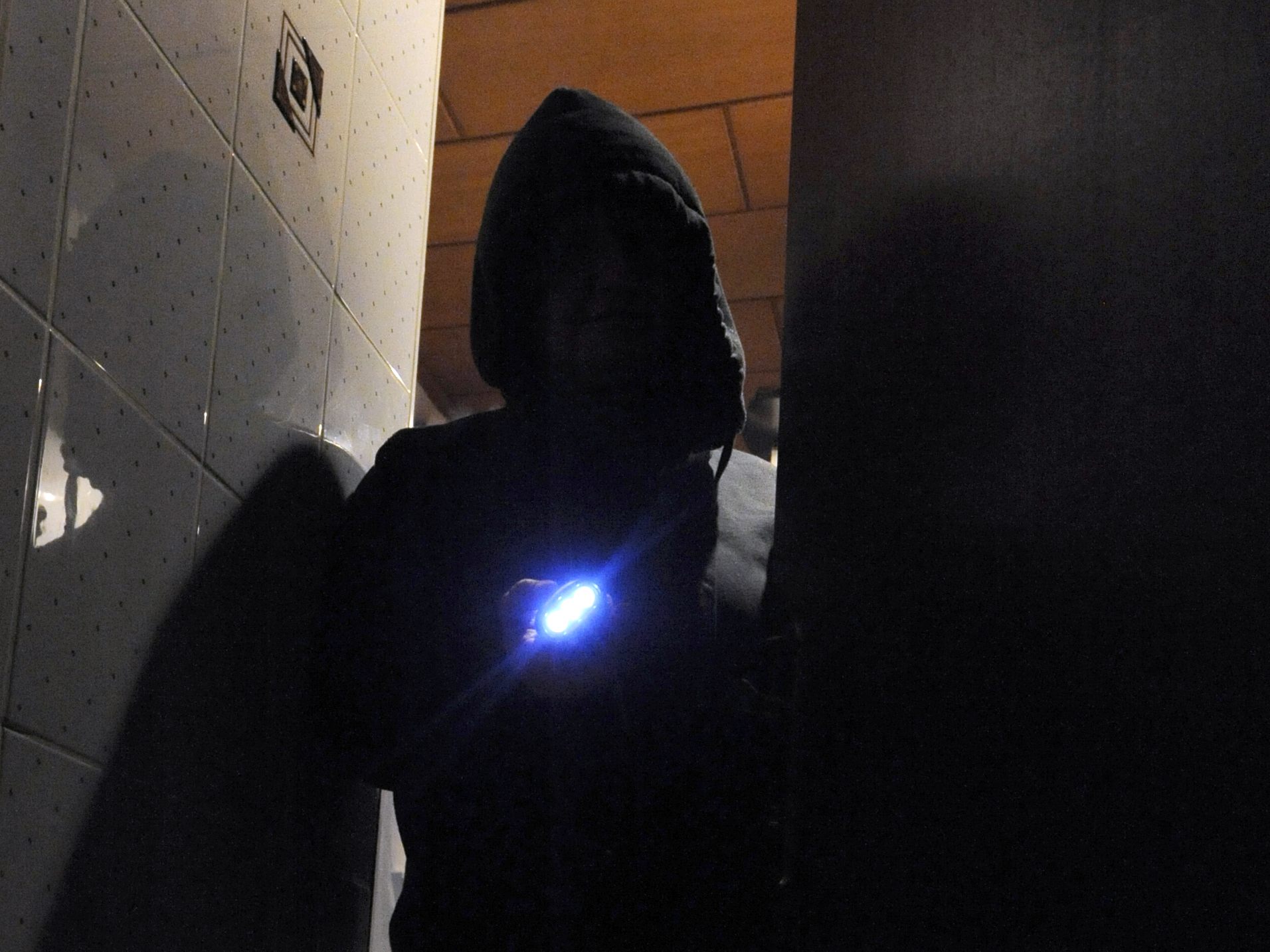 Zwei Jugendliche wurden nach einem Einbruch in Wien-Favoriten festgenommen. Zwei Jugendliche wurden nach einem Einbruch in Wien-Favoriten festgenommen.