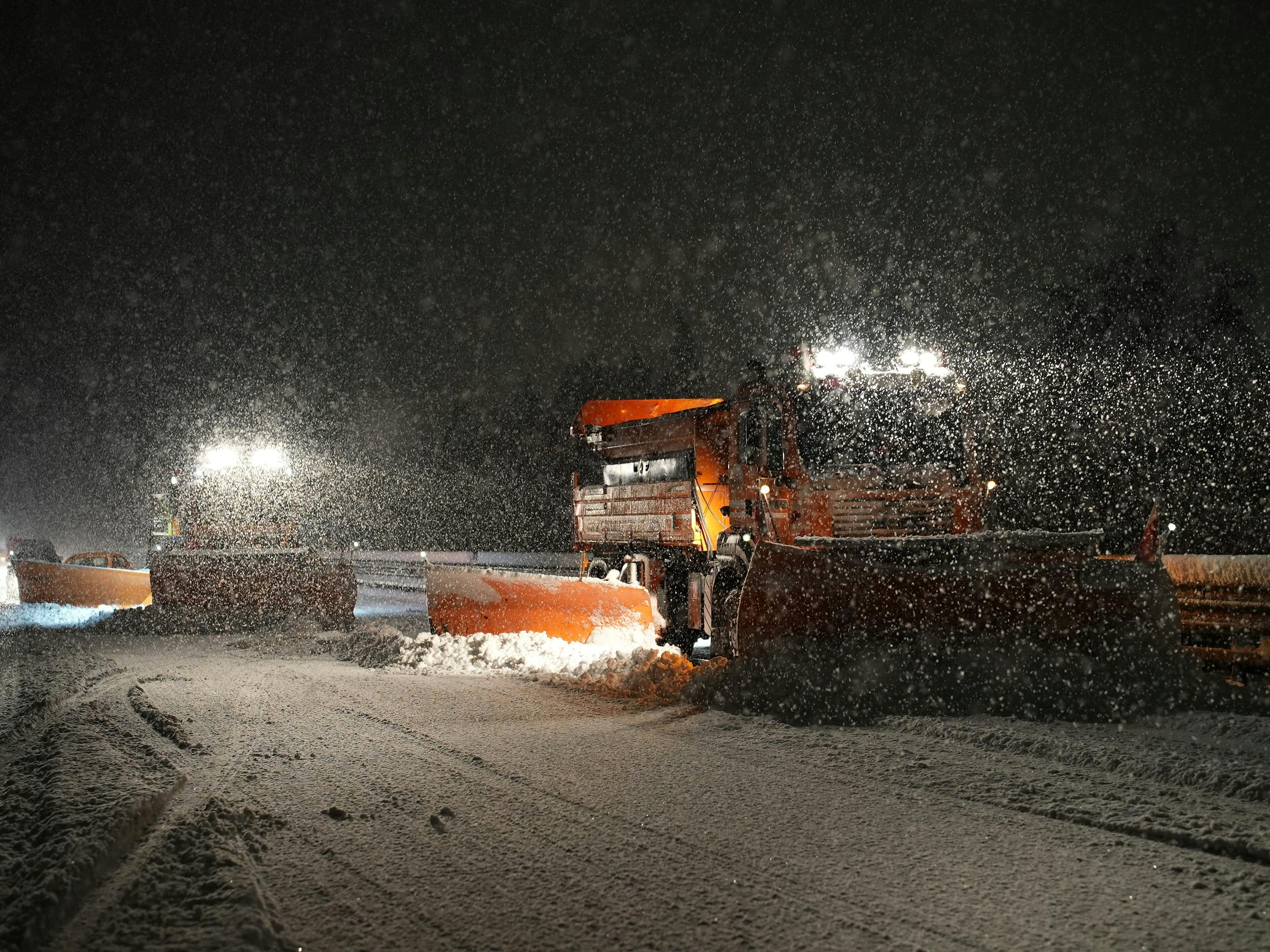 Auf verschneiten Straßen kam es nach Verkehrsunfällen zu Verzögerungen.