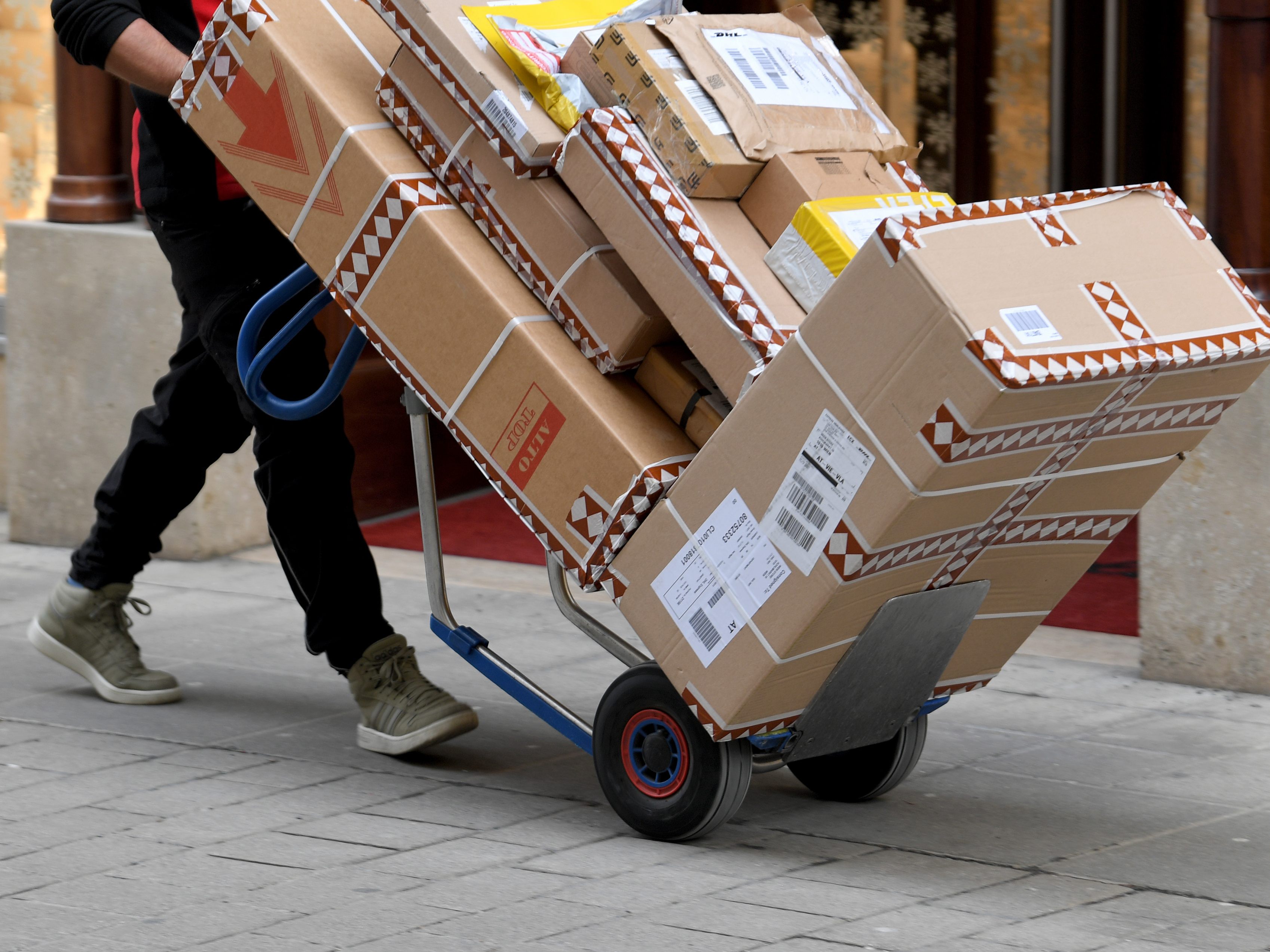 Eine Frau wurde von einem Paketzusteller sexuell belästigt.