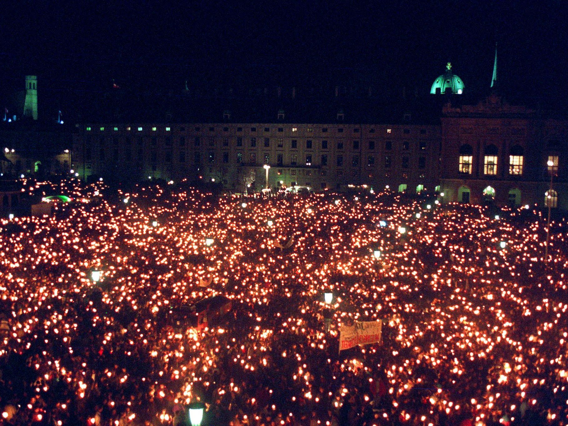 Vor 30 Jahren setzten Hunderttausende am Wiener Heldenplatz ein Zeichen gegen Rassismus.