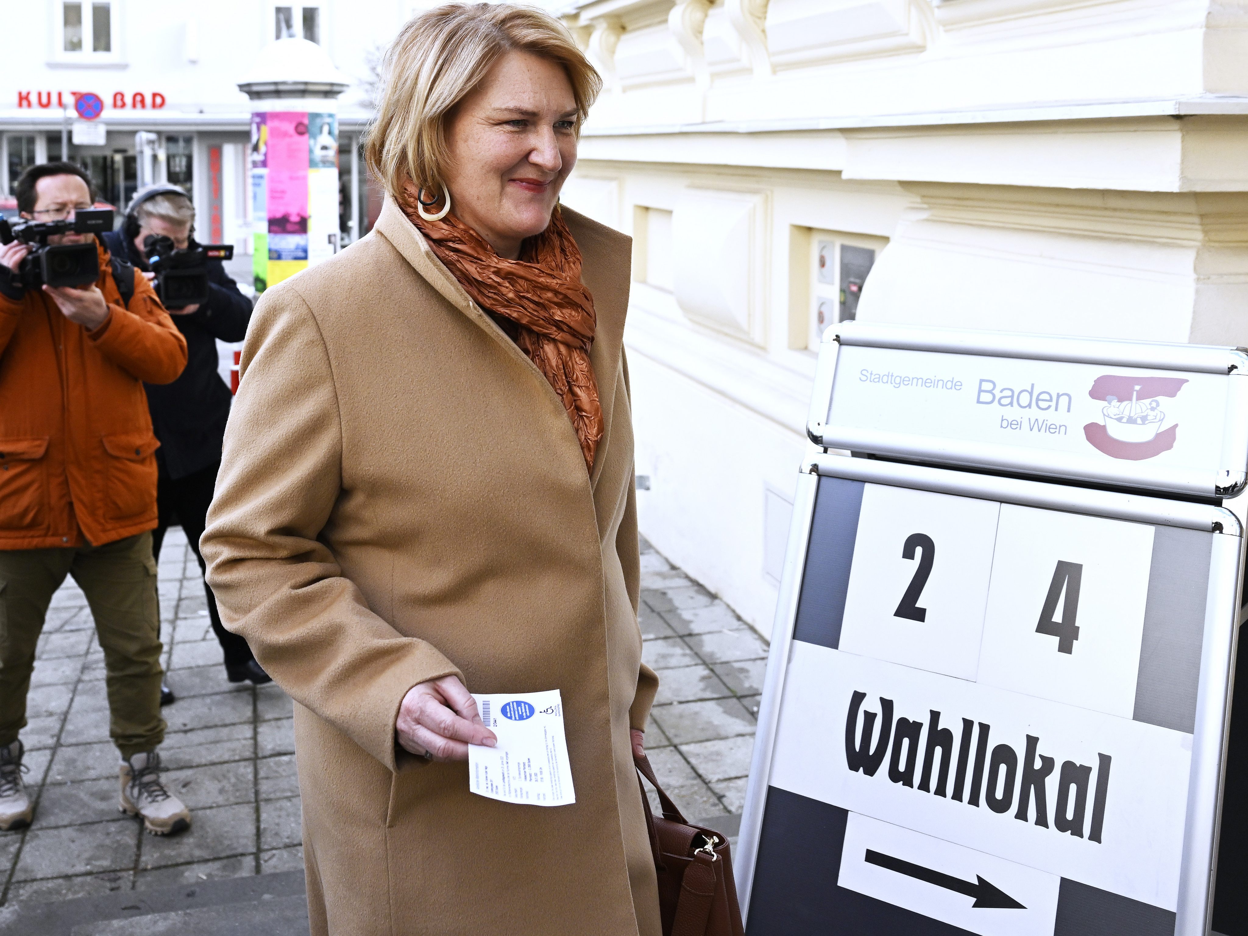 Helga Krismer (Grüne) bei der Stimmabgabe in NÖ.