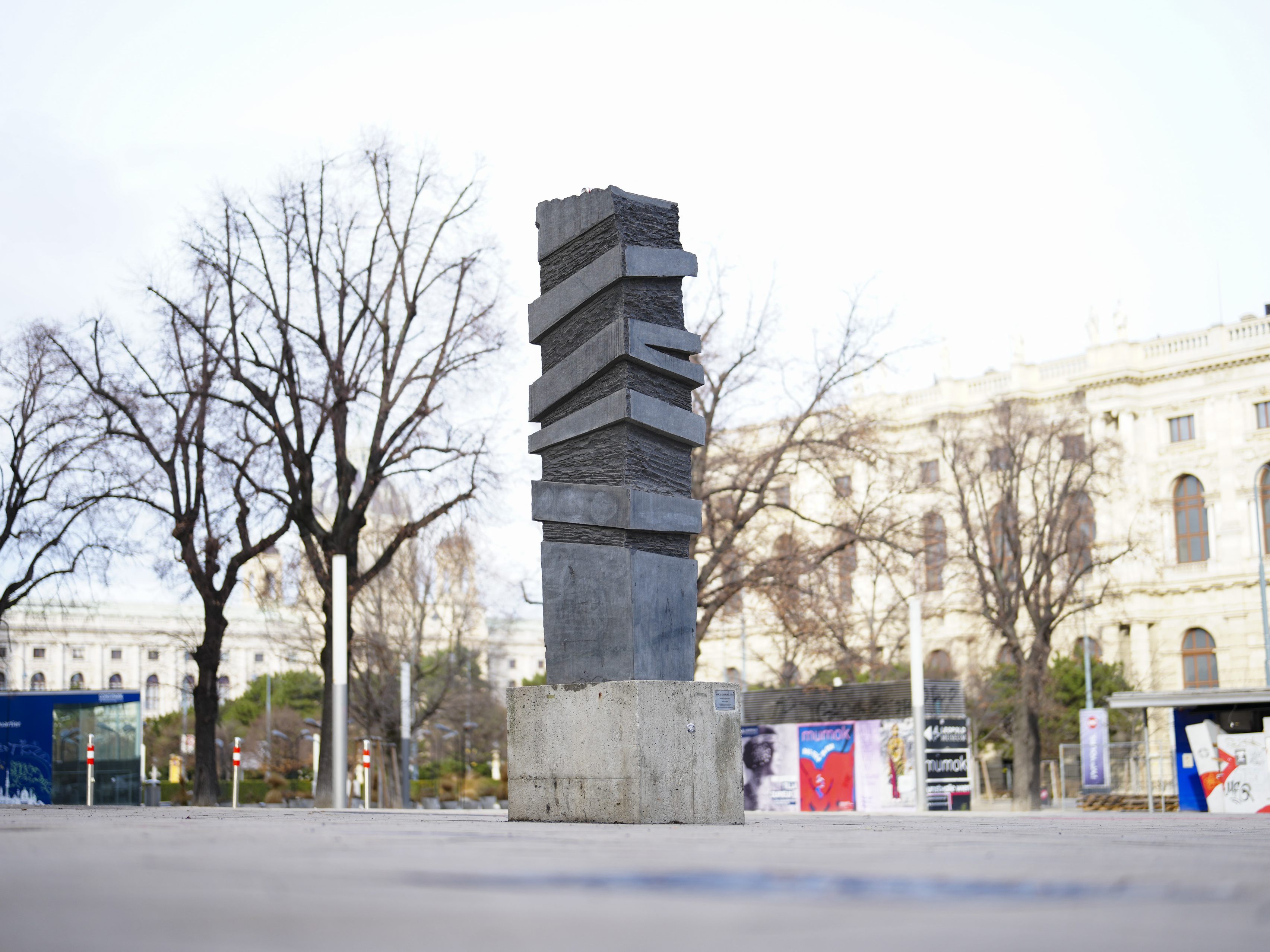 Die Skulptur der Bildhauerin Ulrike Truger erinnert an Marcus Omofuma. Die Skulptur der Bildhauerin Ulrike Truger erinnert an Marcus Omofuma.