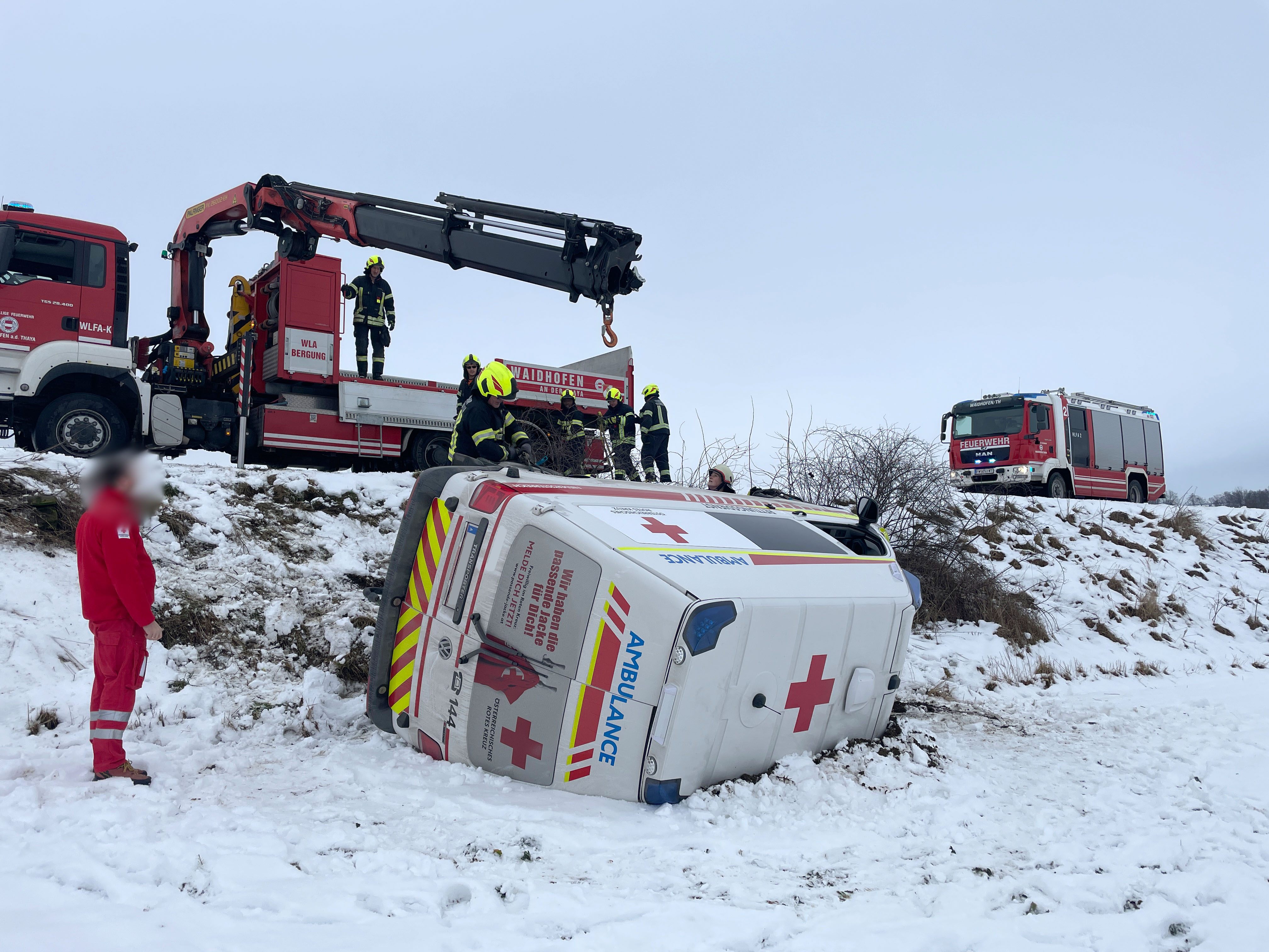 Rettungsauto stürzte in NÖ über Böschung.