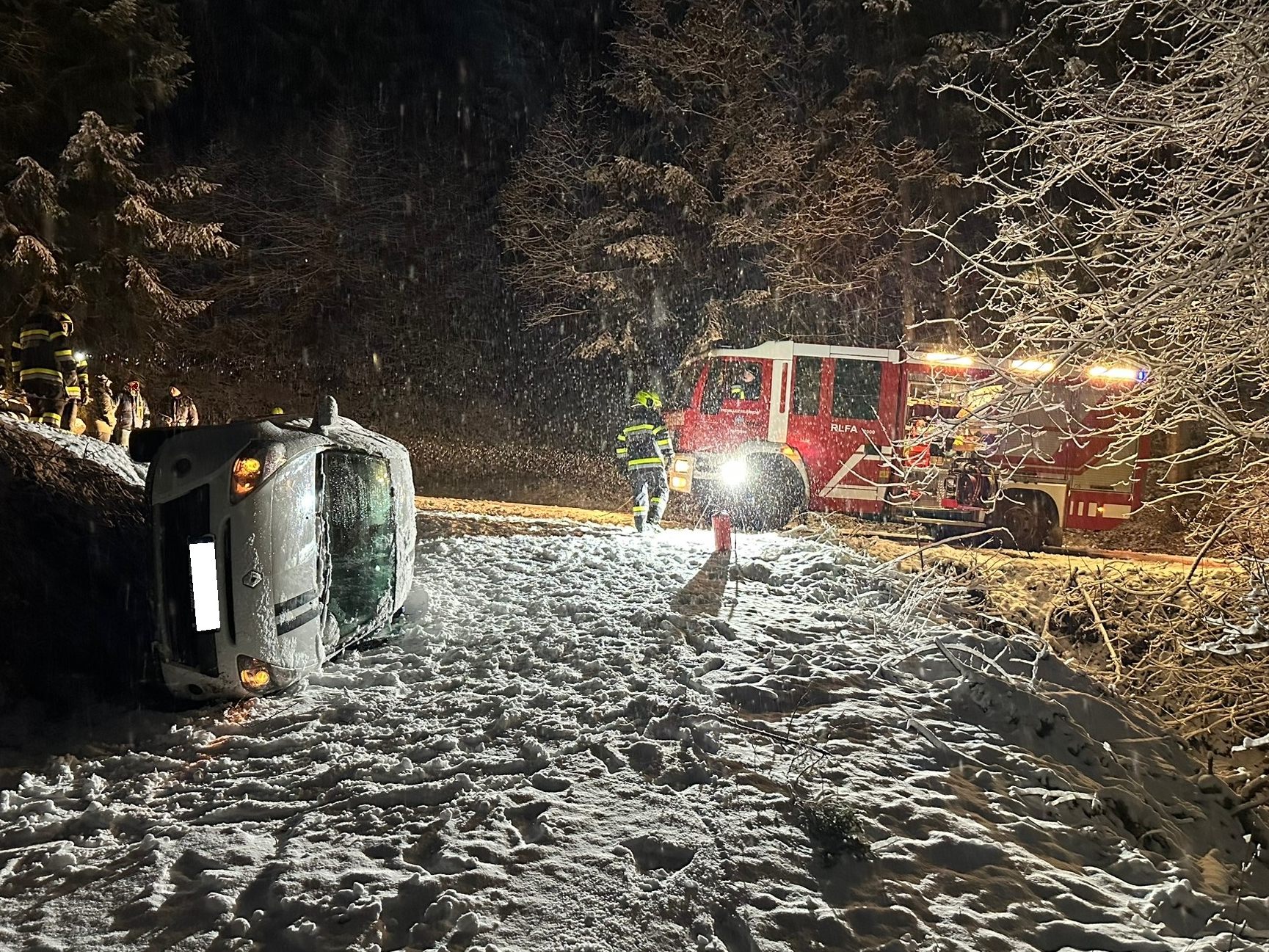 Aufgrund großer Schneemengen kam es auch in der Nacht auf Donnerstag in Kärnten zu weiteren Stromausfällen und Verkehrsunfällen. Aufgrund großer Schneemengen kam es auch in der Nacht auf Donnerstag in Kärnten zu weiteren Stromausfällen und Verkehrsunfällen.